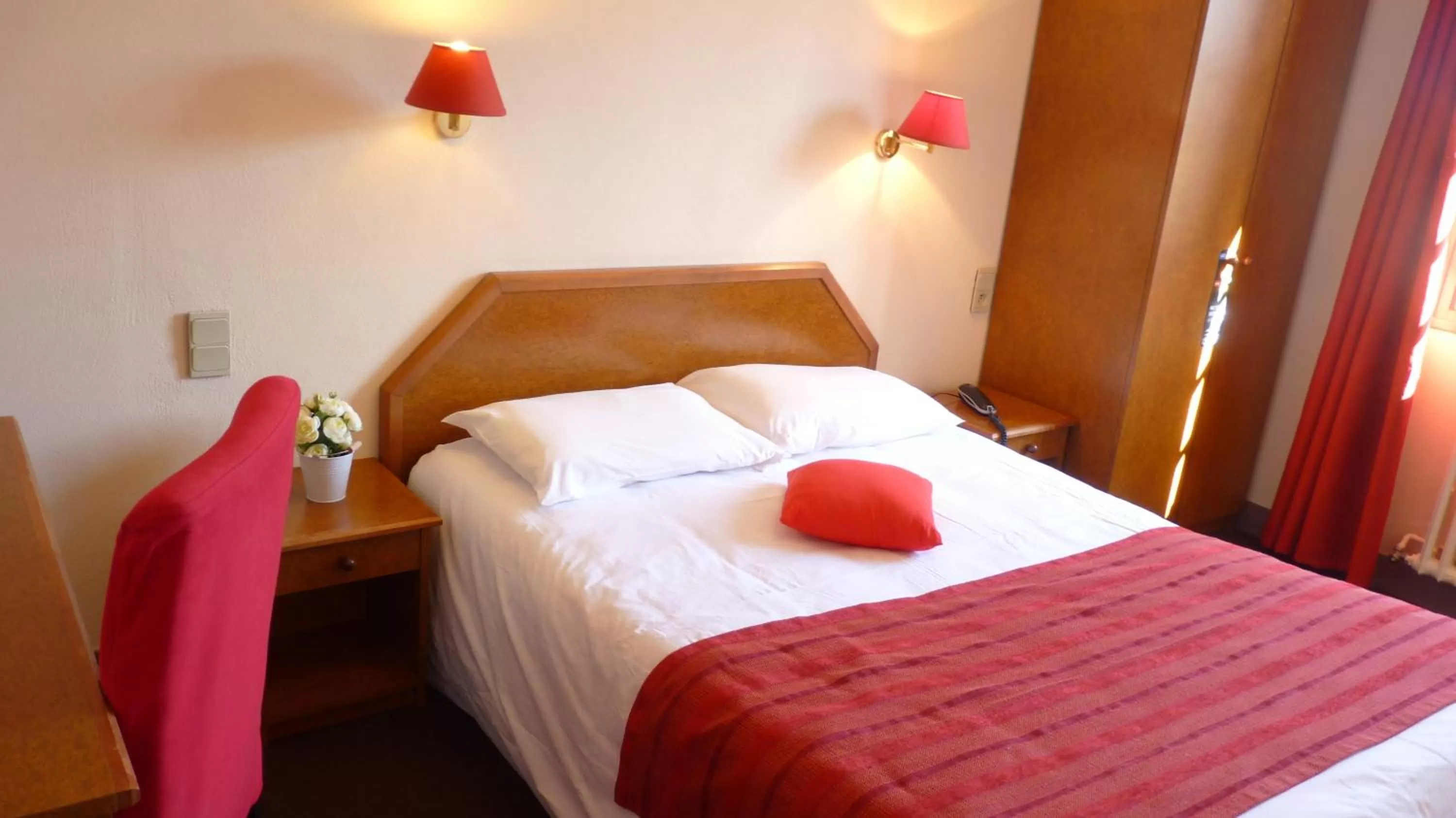 Bedroom in Hôtel-Restaurant La P'tite Auberge