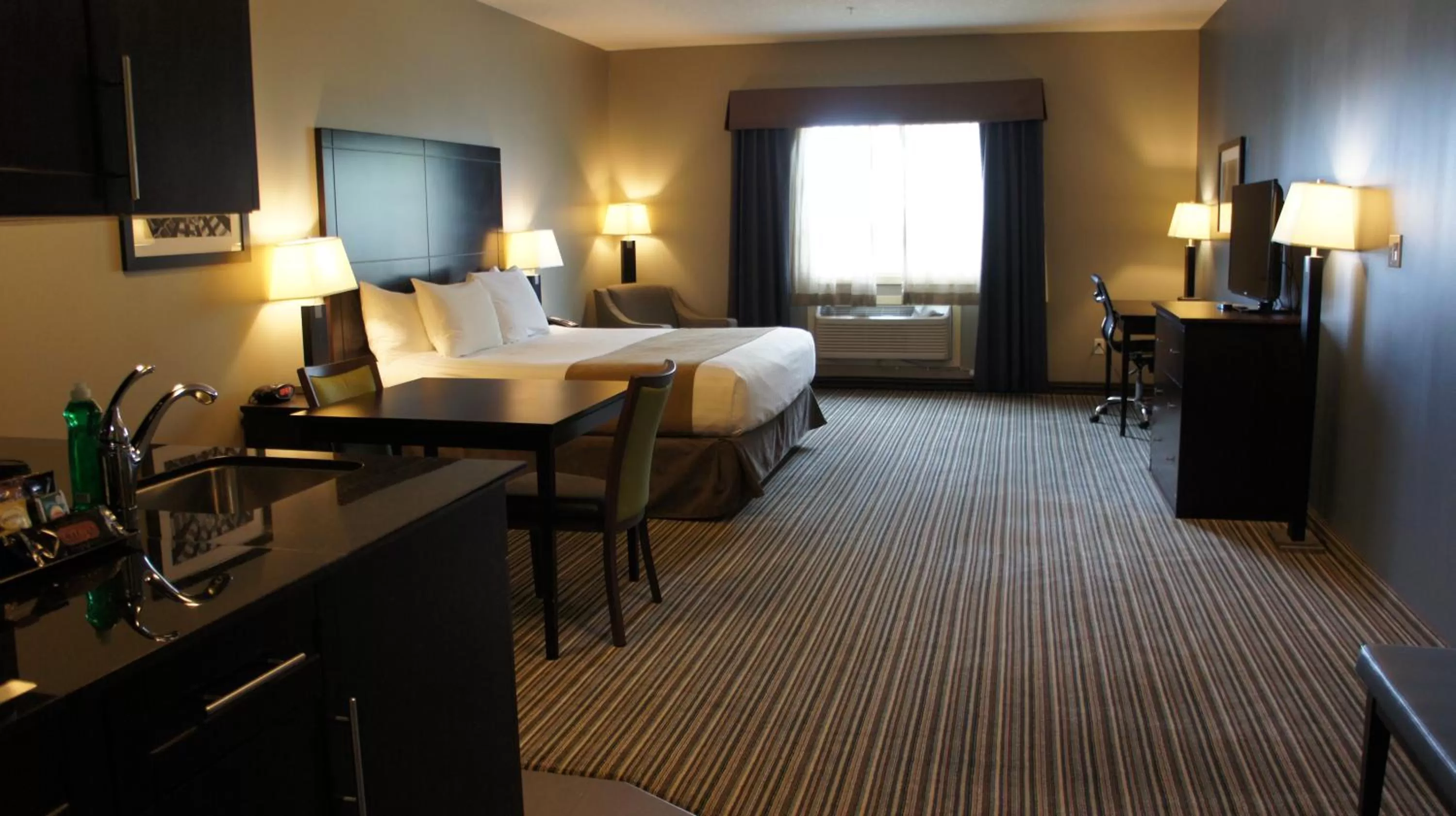 Property building, Bed in Best Western PLUS Fort Saskatchewan Inn & Suites