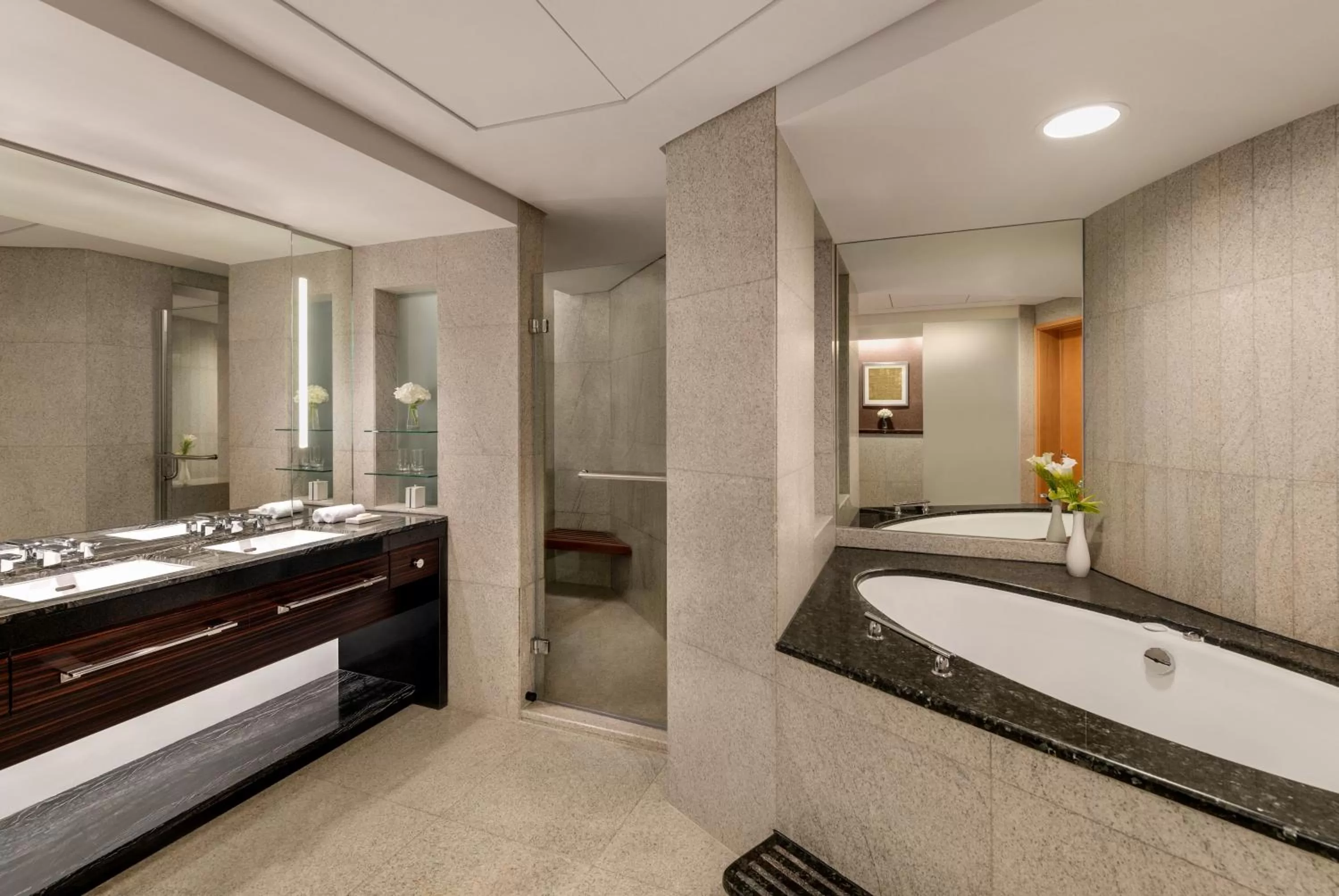 Toilet, Bed in Shangri-La Dubai