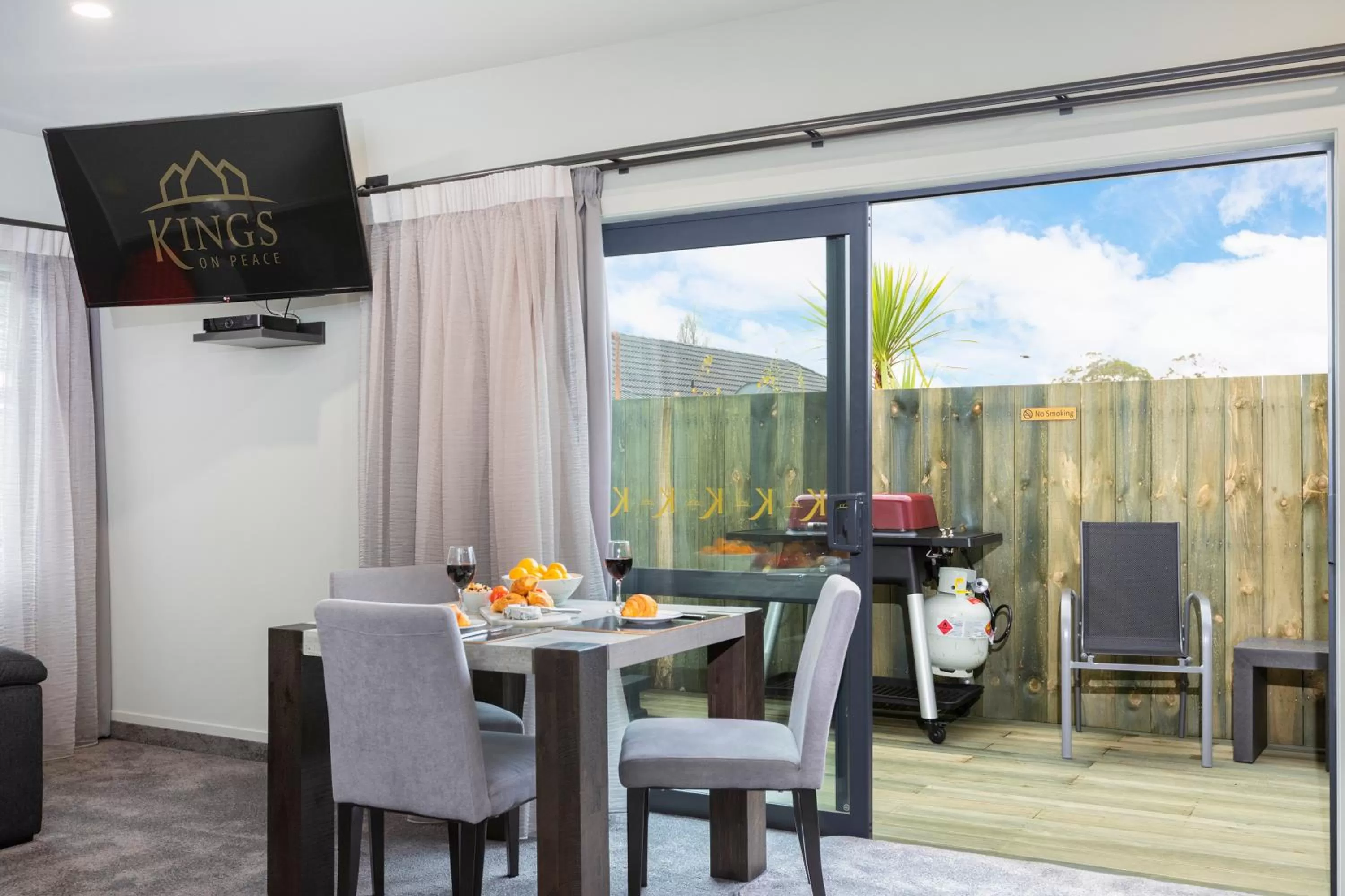 Dining area in Kings On Peace