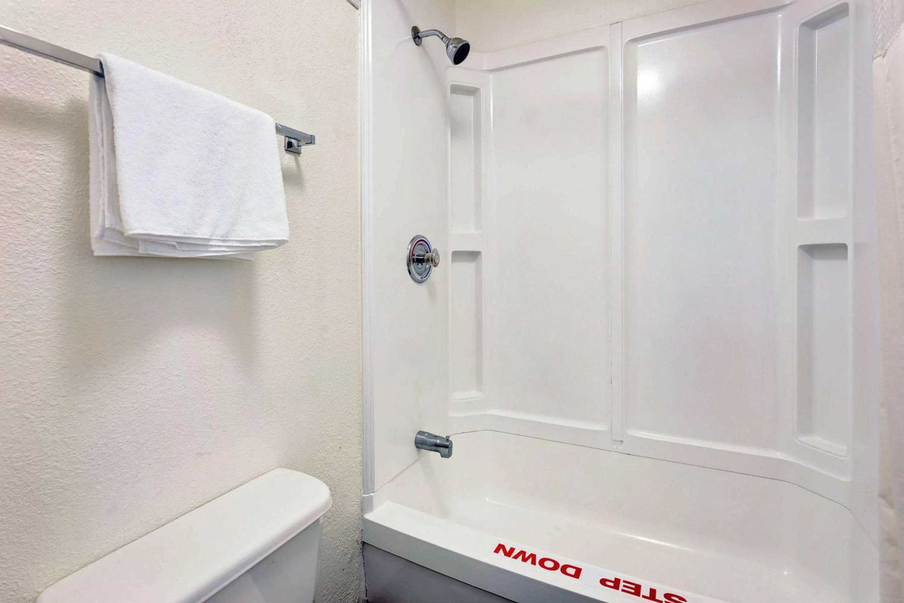 Photo of the whole room in Travelodge by Wyndham College Park