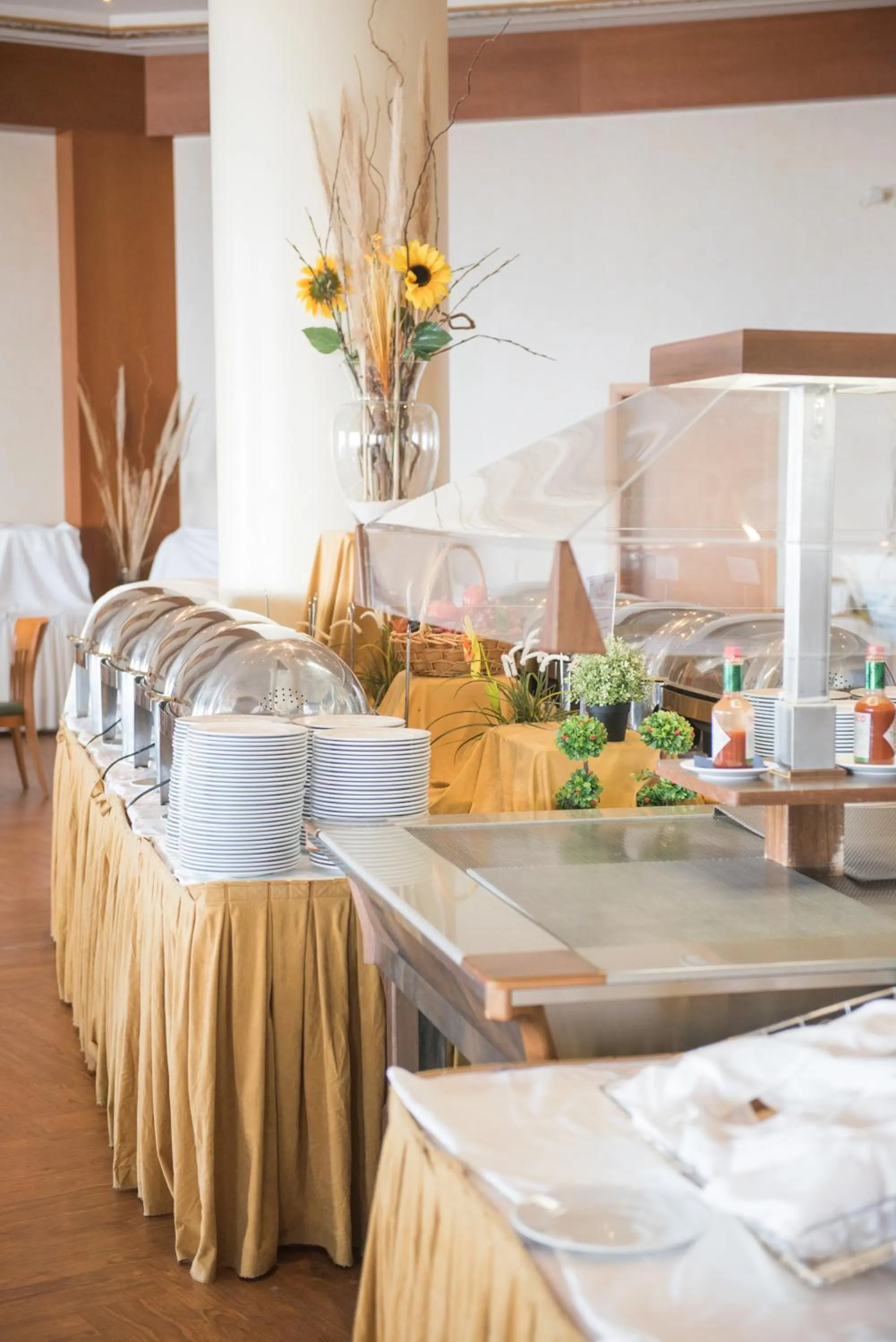 Restaurant/places to eat in Ramada Plaza by Wyndham Thraki