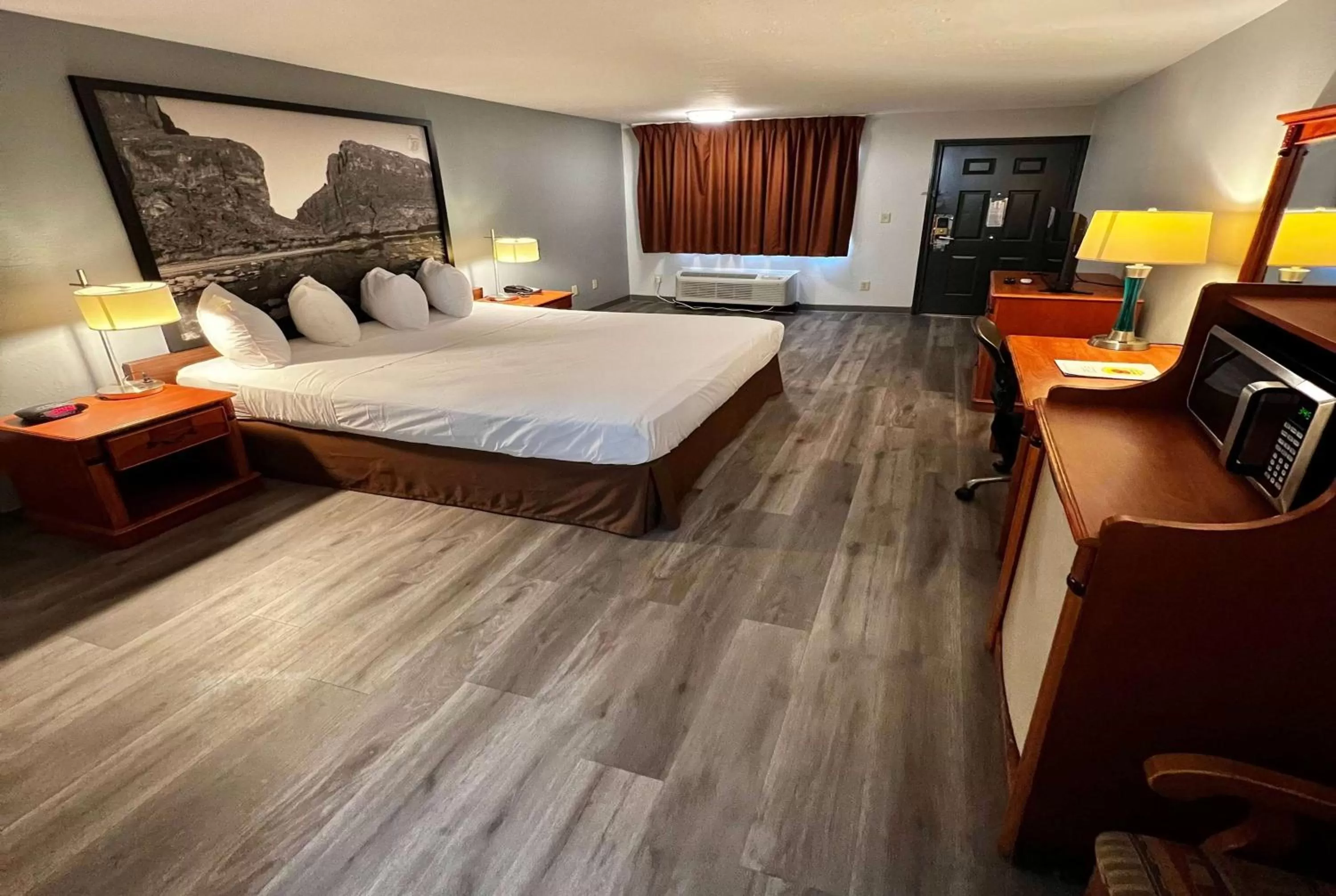 Photo of the whole room, Bed in Super 8 by Wyndham Sealy