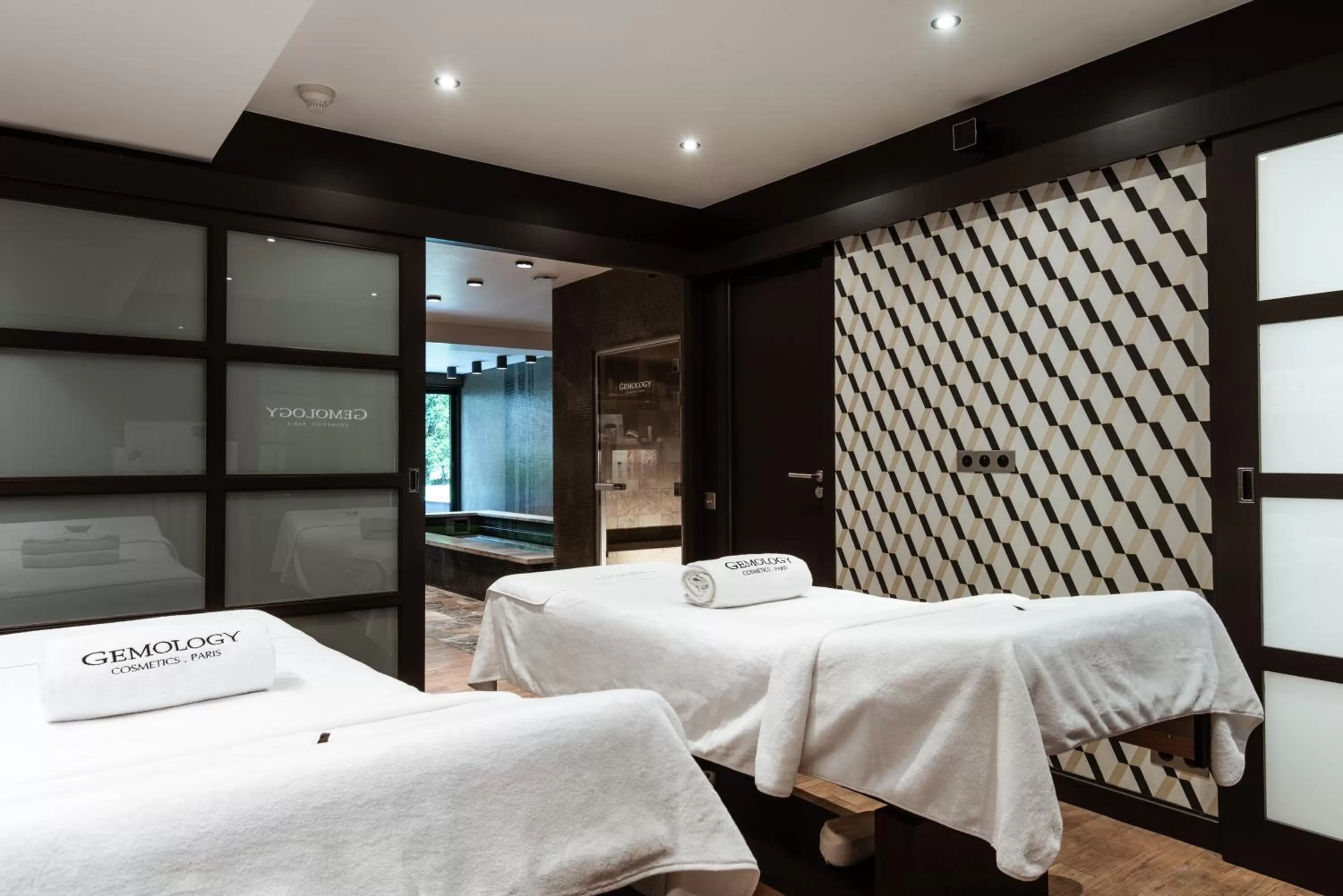 Massage, Bed in Hôtel Montmorency & Spa