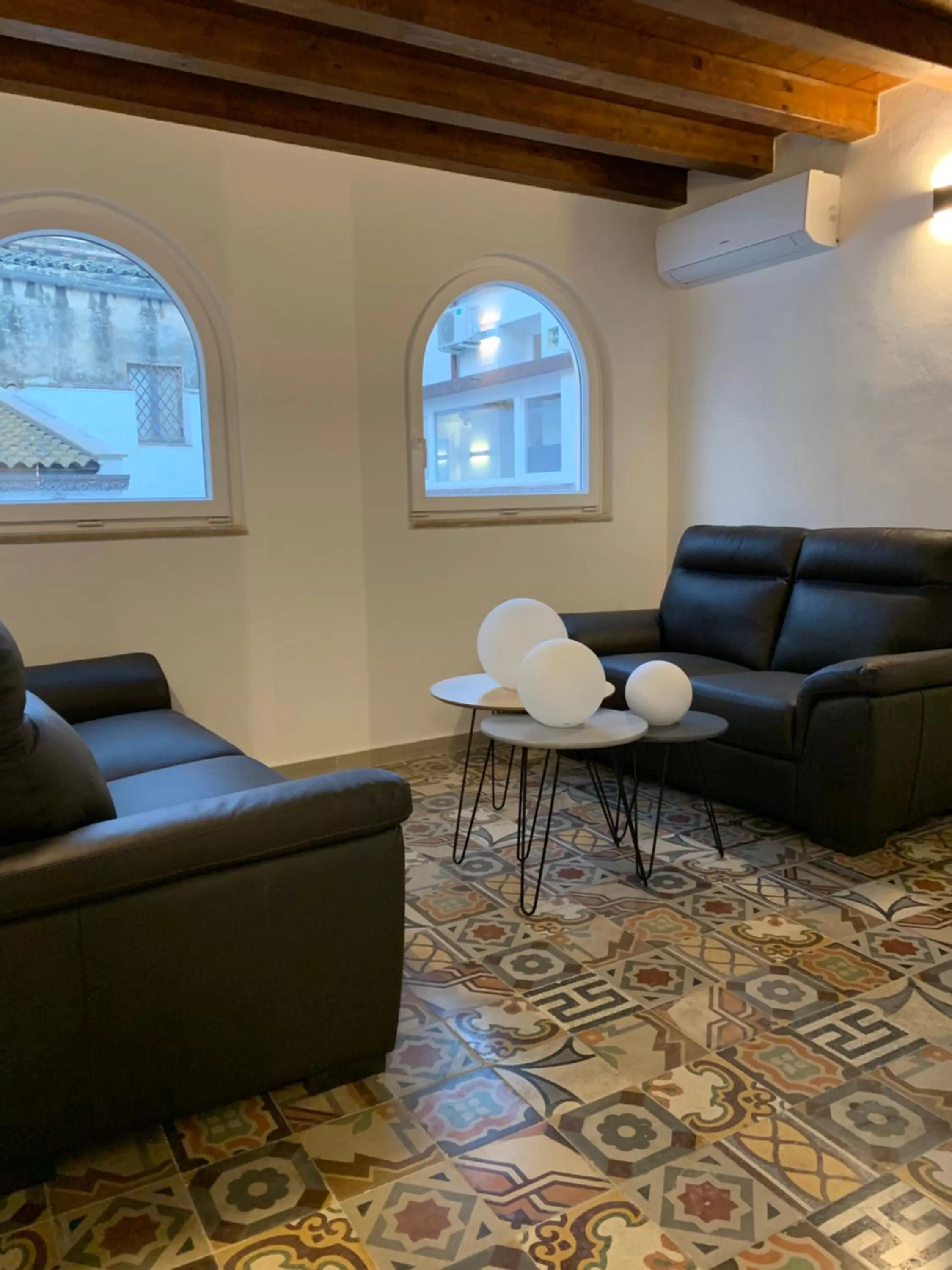 Communal lounge/ TV room in Le Maestranze Deluxe Rooms