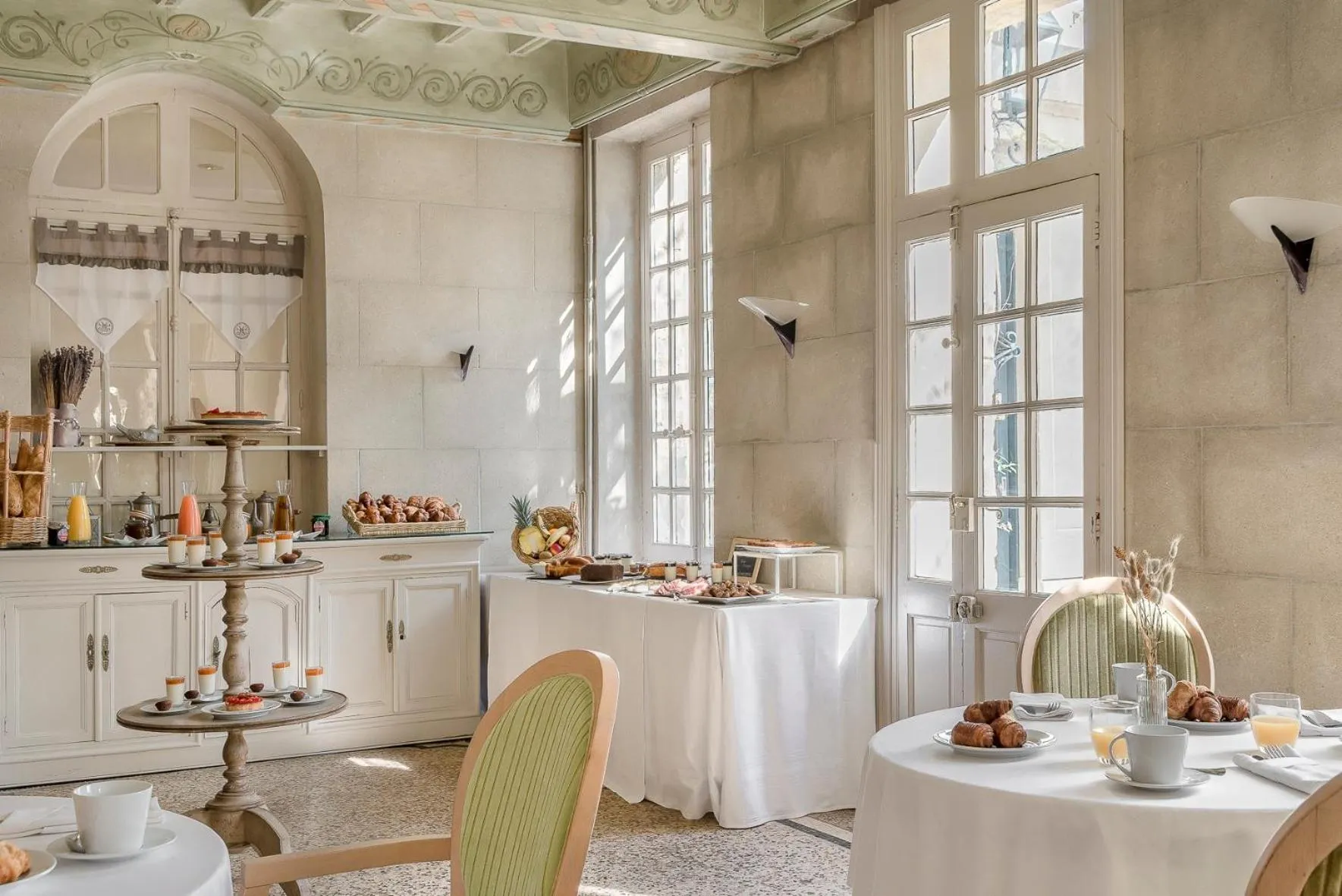 Buffet breakfast in Hôtel la Magnaneraie