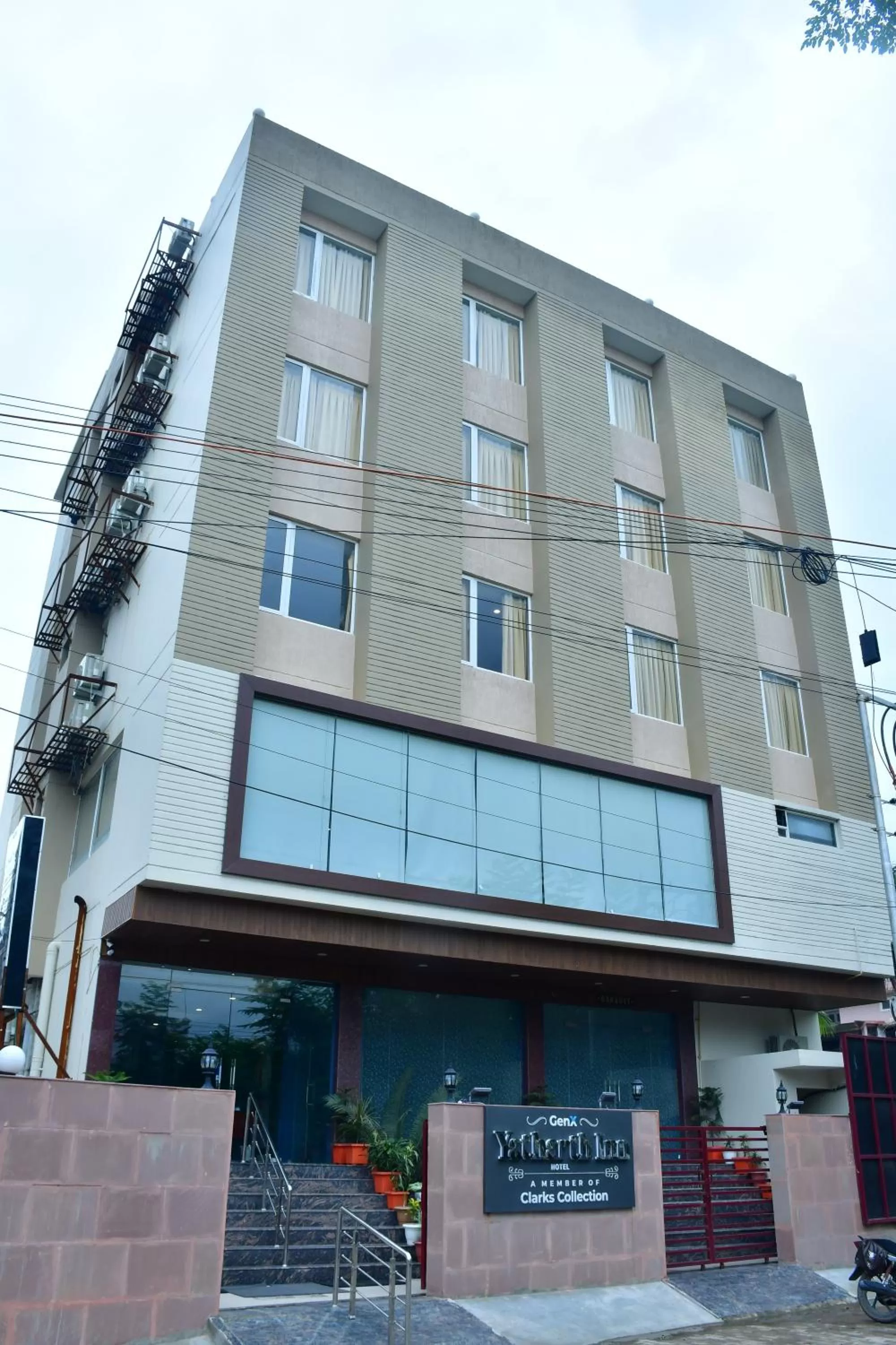 Facade/entrance in Hotel Yatharth Inn