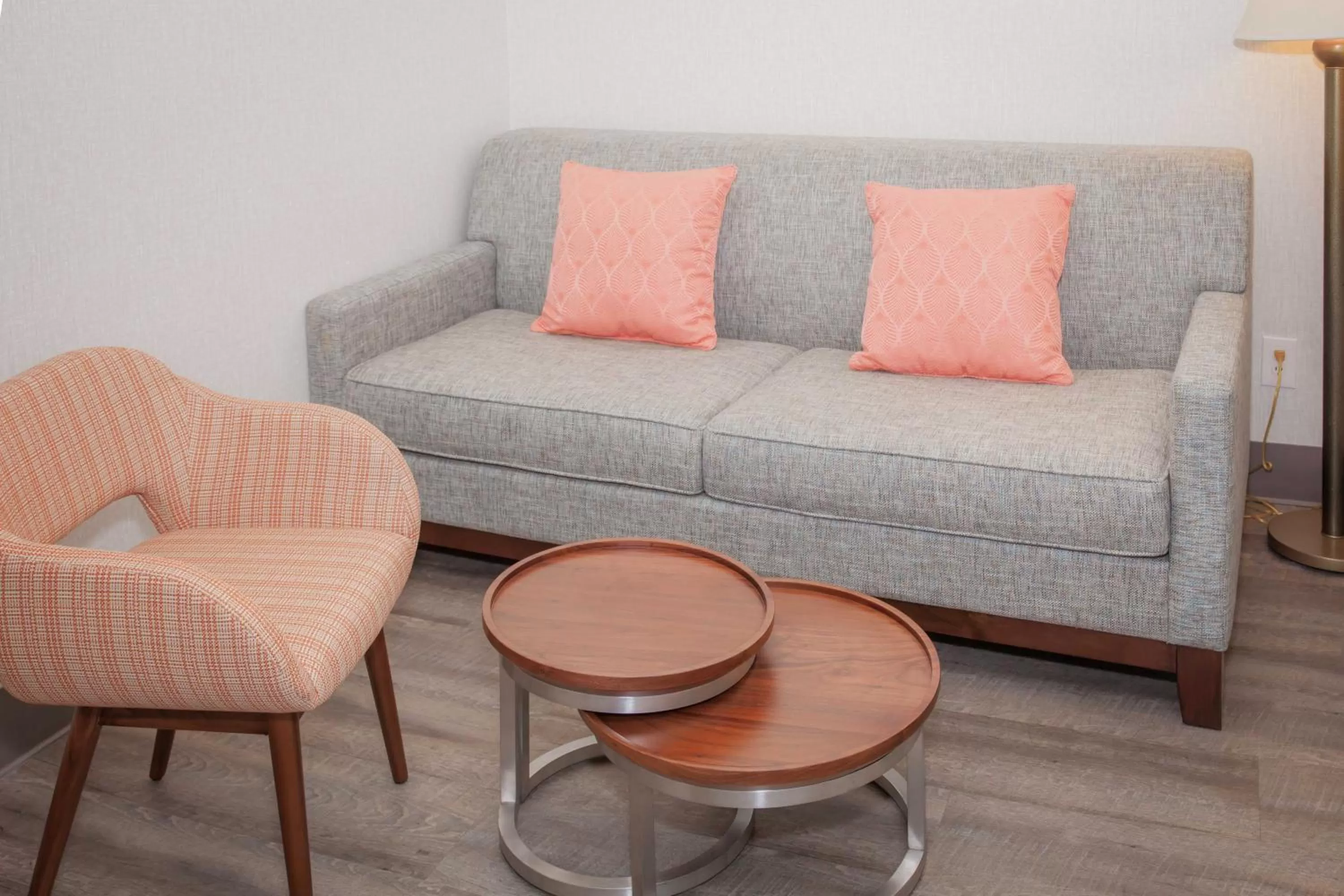 Living room, Seating Area in Pasadena Rose & Crown Hotel