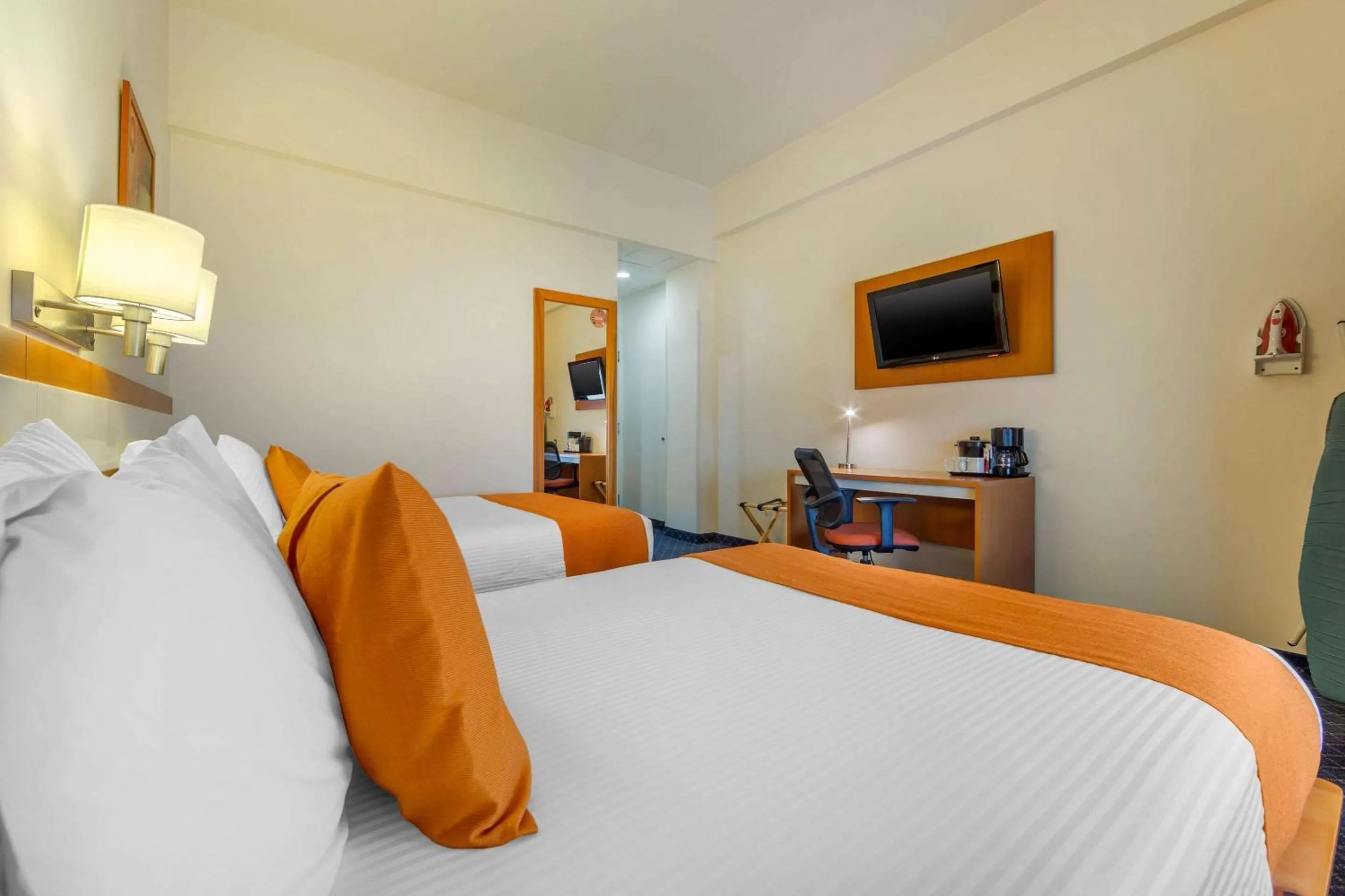 Photo of the whole room, Bed in Greenwood Hotel Torreón