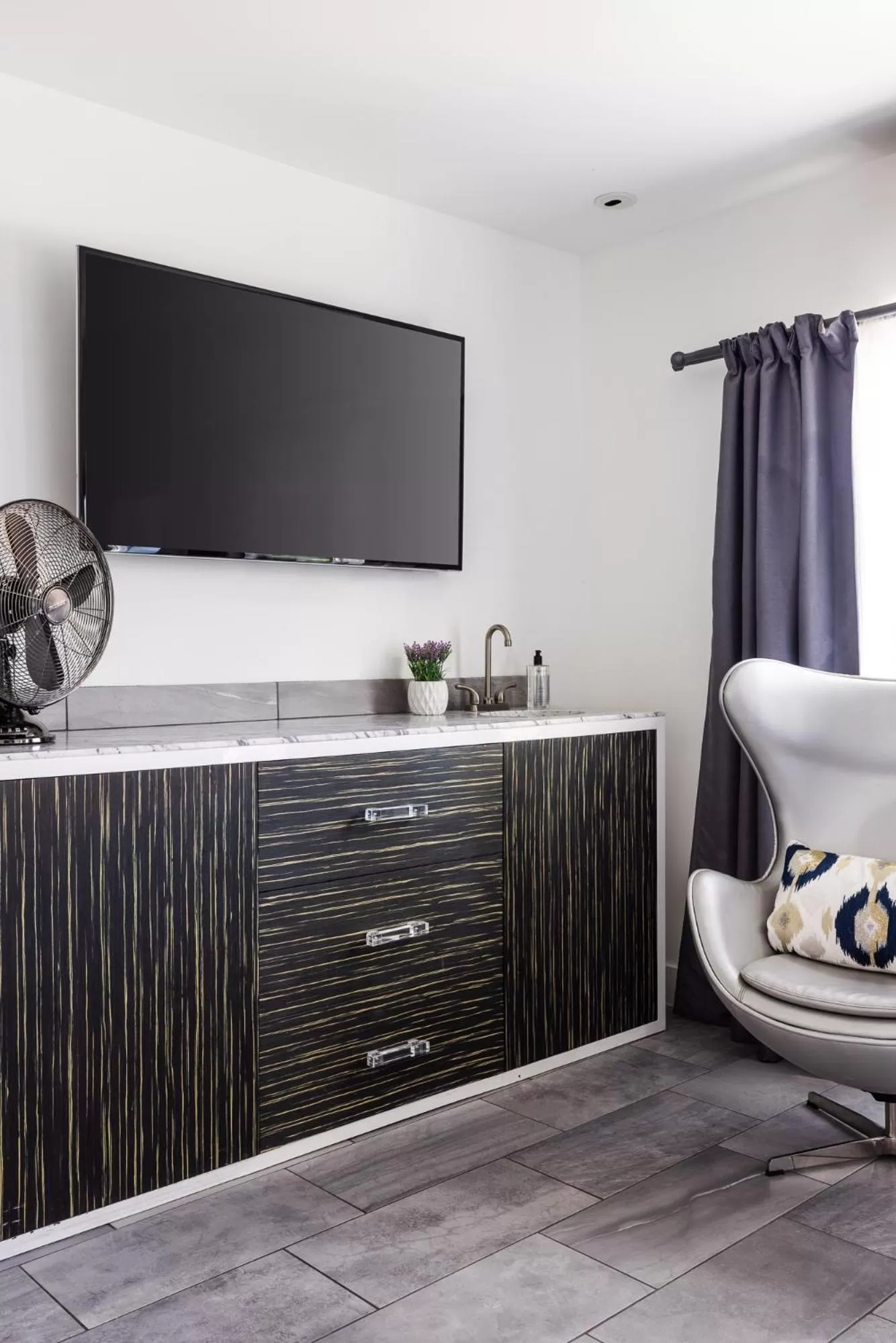 TV and multimedia in The Palm Springs Hotel