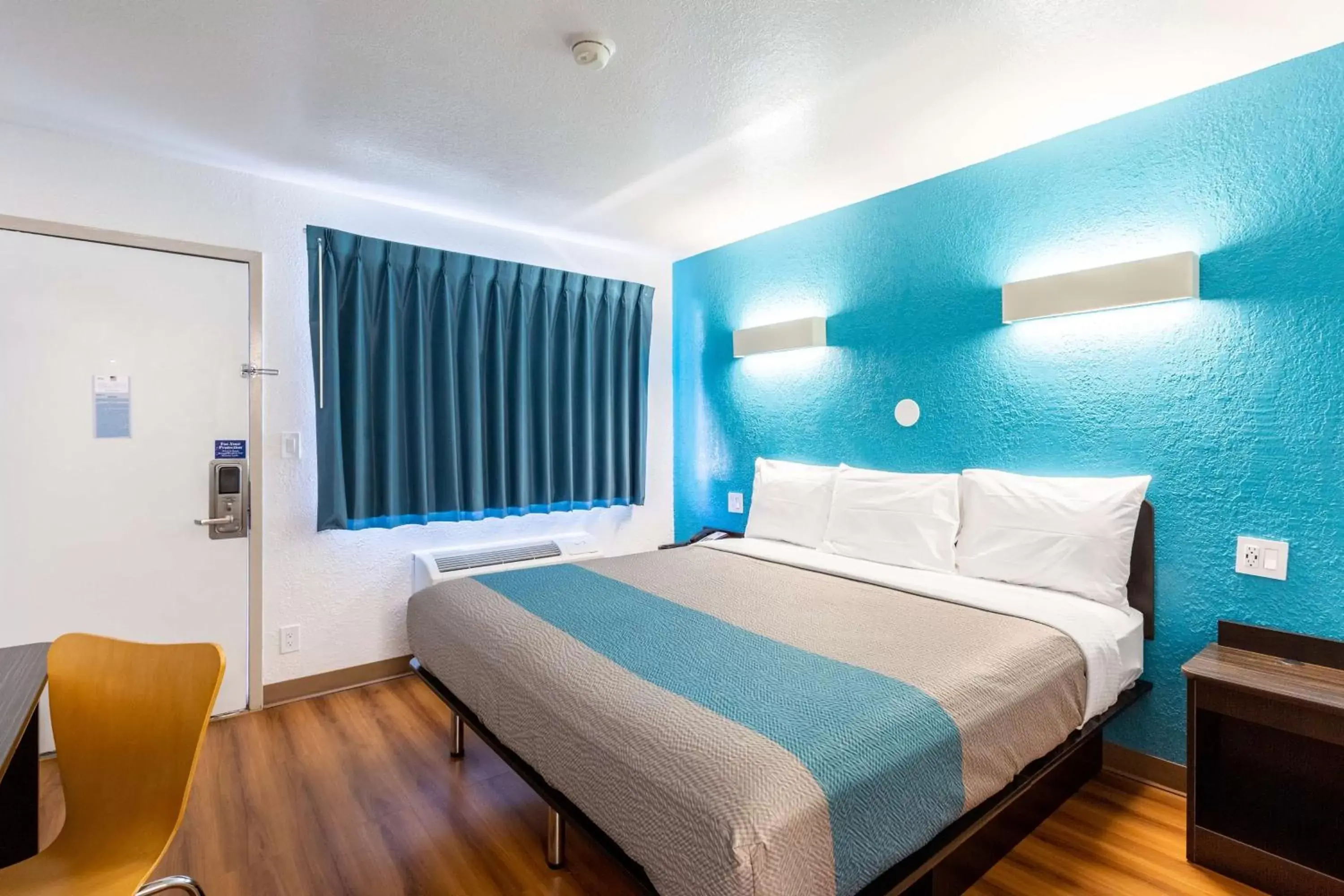 Deluxe King Room - Non-Smoking in Motel 6-Valdosta, GA - University Deluxe King Room - Non-Smoking in Motel 6-Valdosta, GA - University