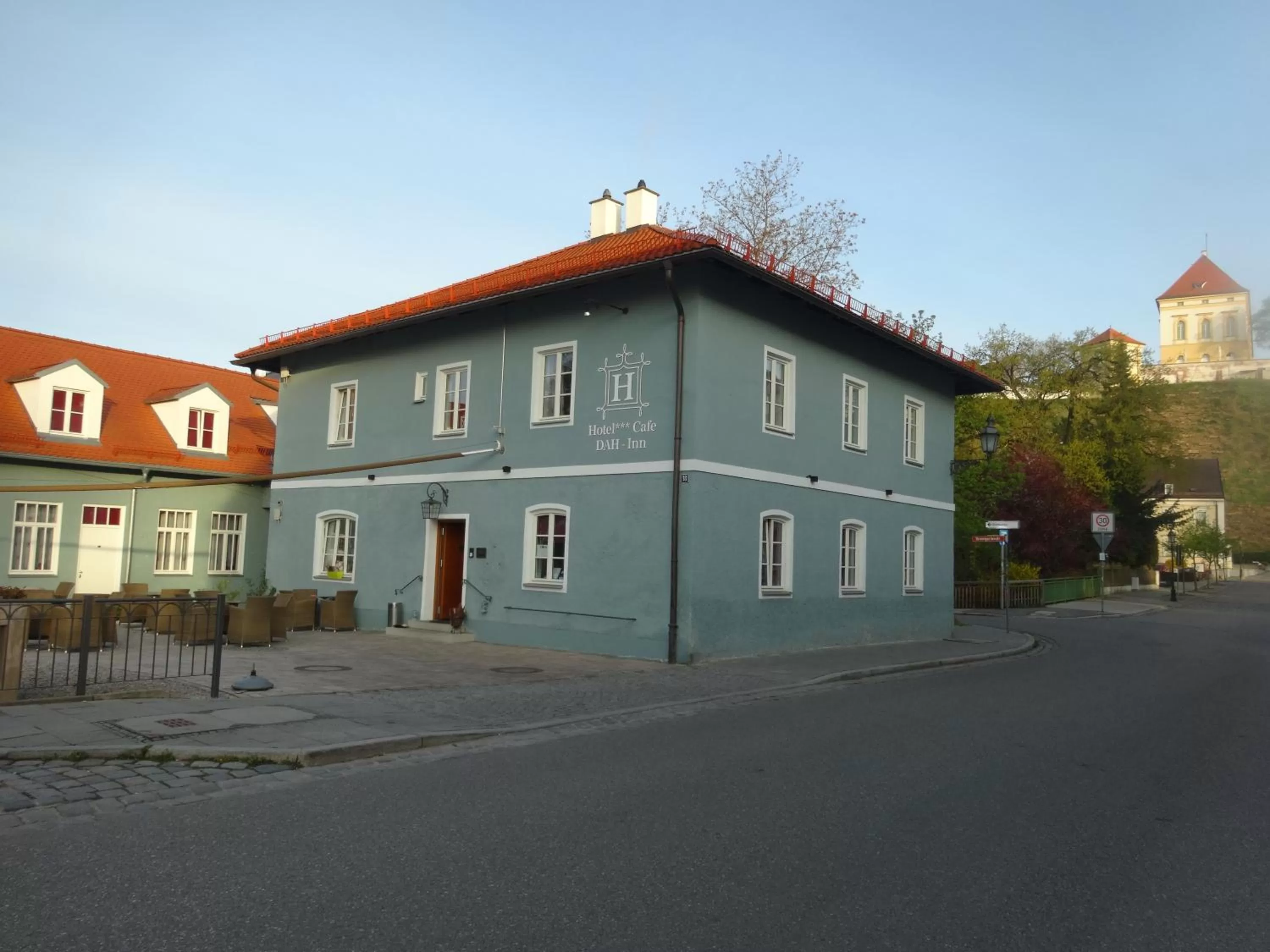 Facade/entrance in Hotel DAH-Inn