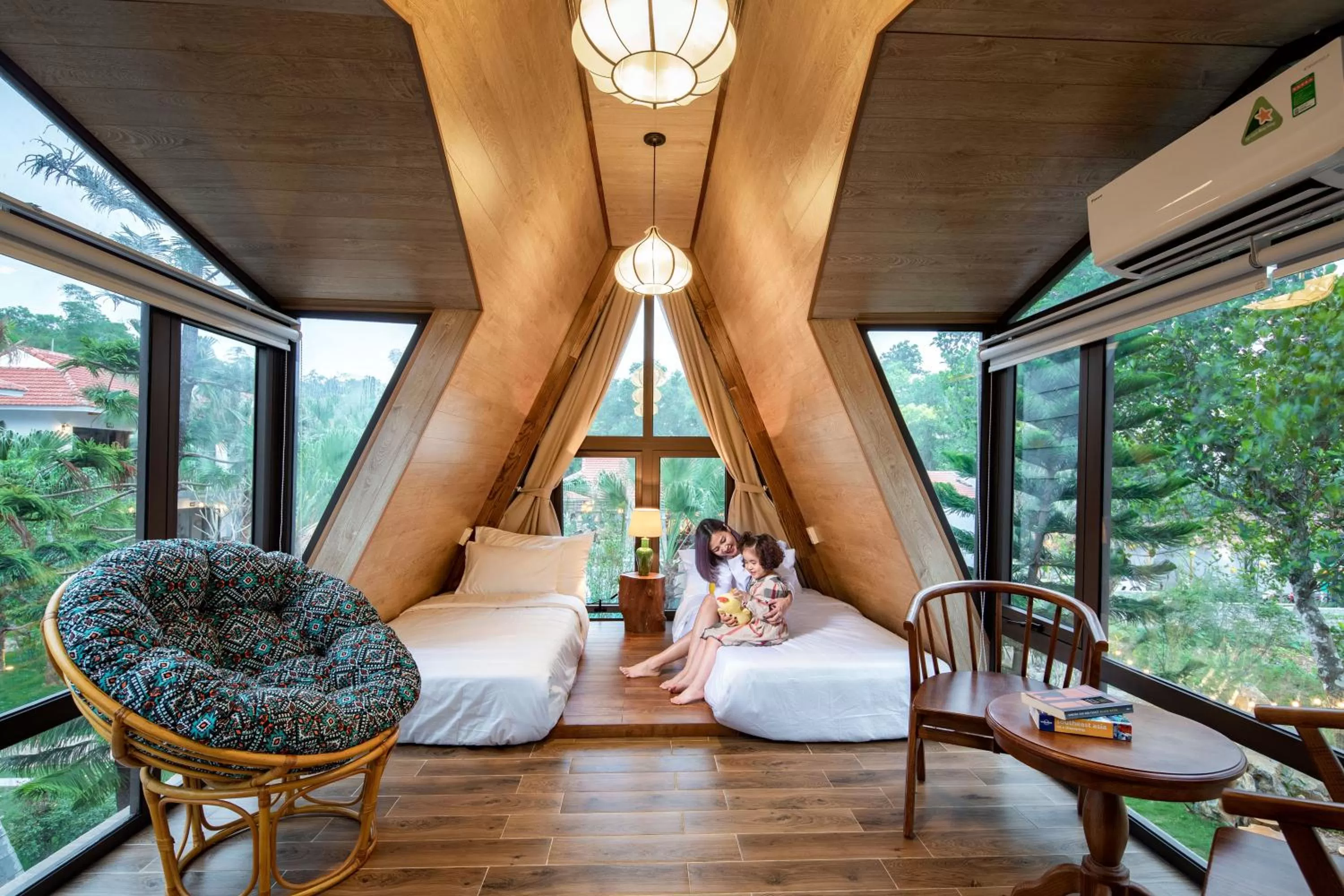 Living room, Bed in Bai Dinh Garden Resort & Spa