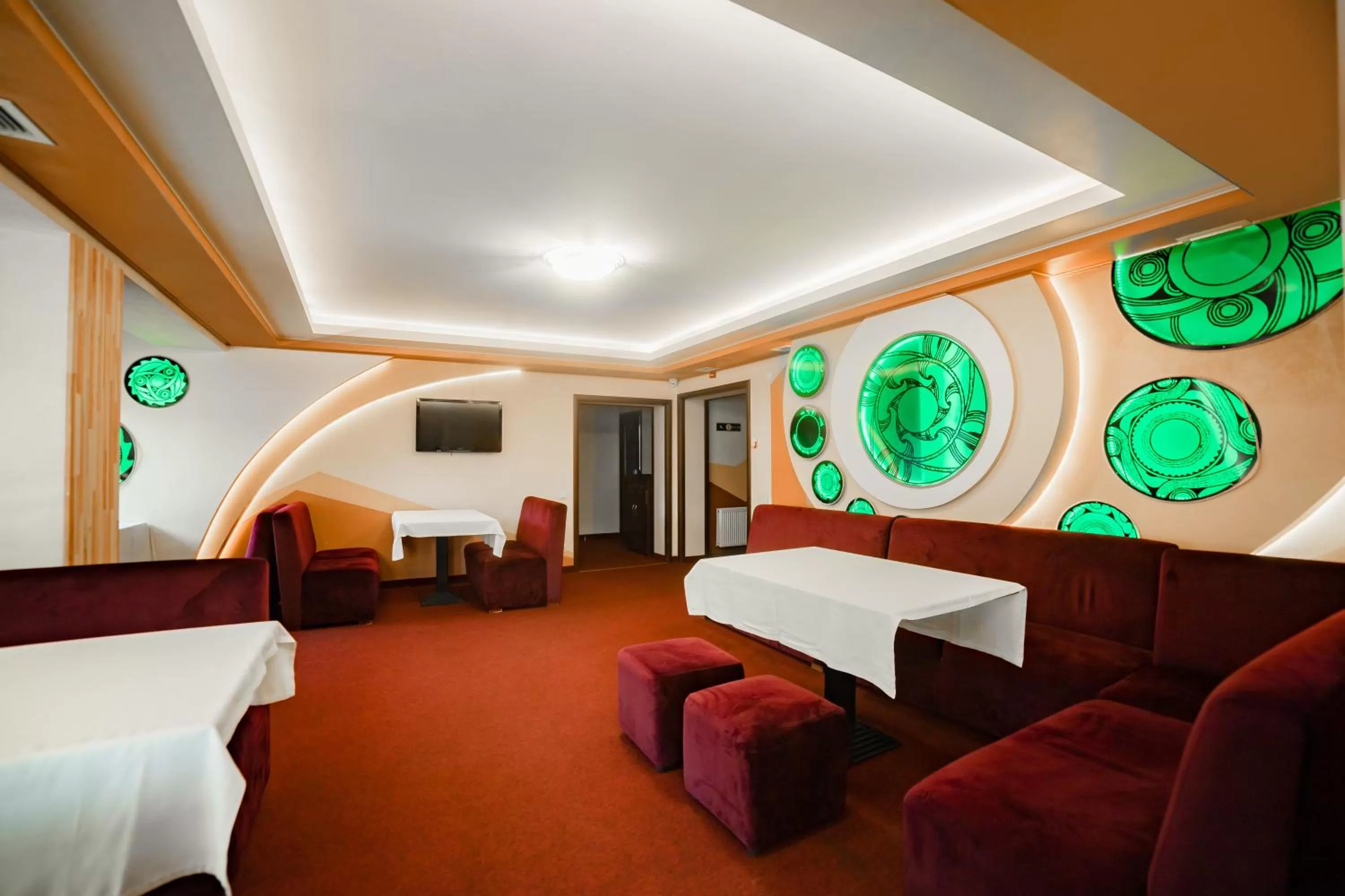 Communal lounge/ TV room, Bed in Wellland Hotel