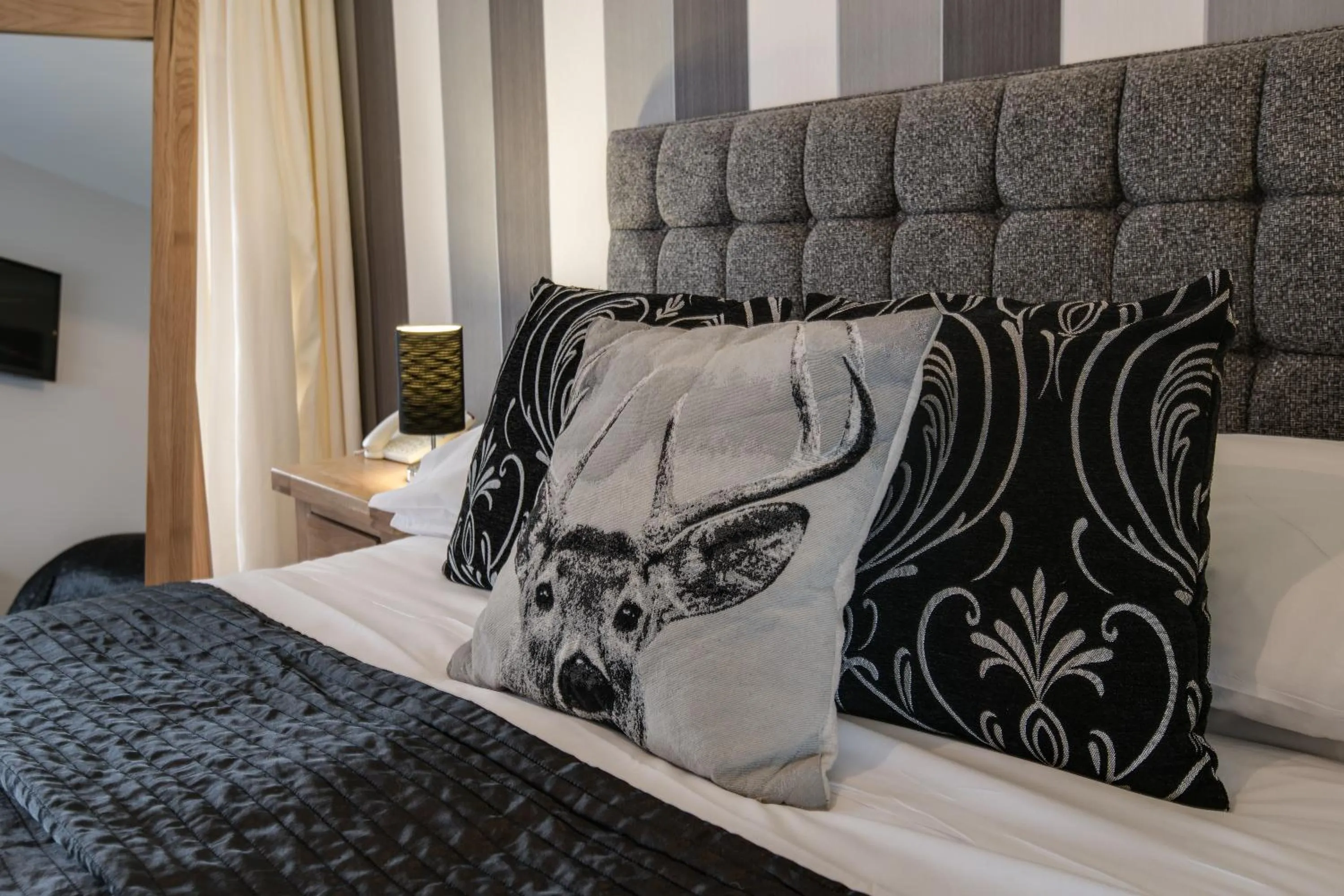 Bedroom, Bed in Queenshead Hotel Kelso