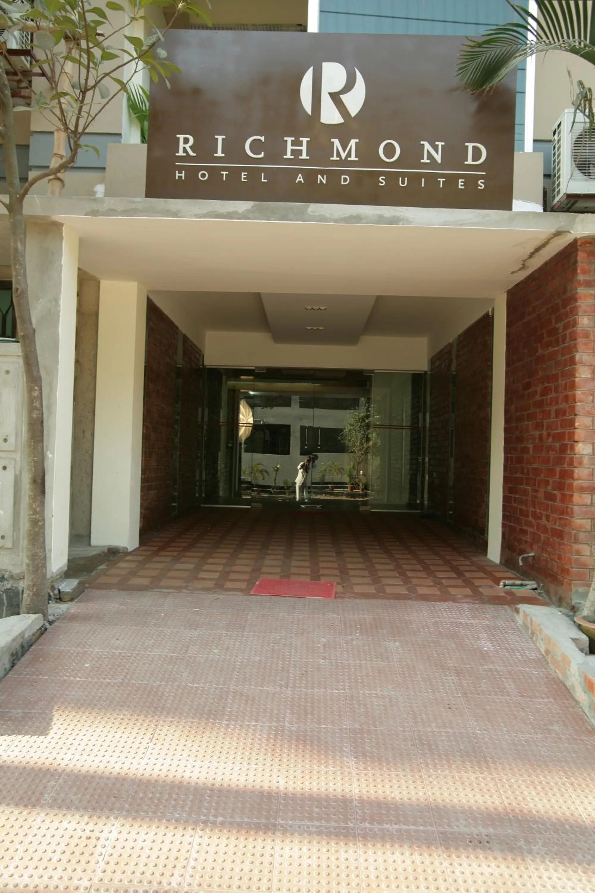 Facade/entrance in Richmond Hotel & Suites