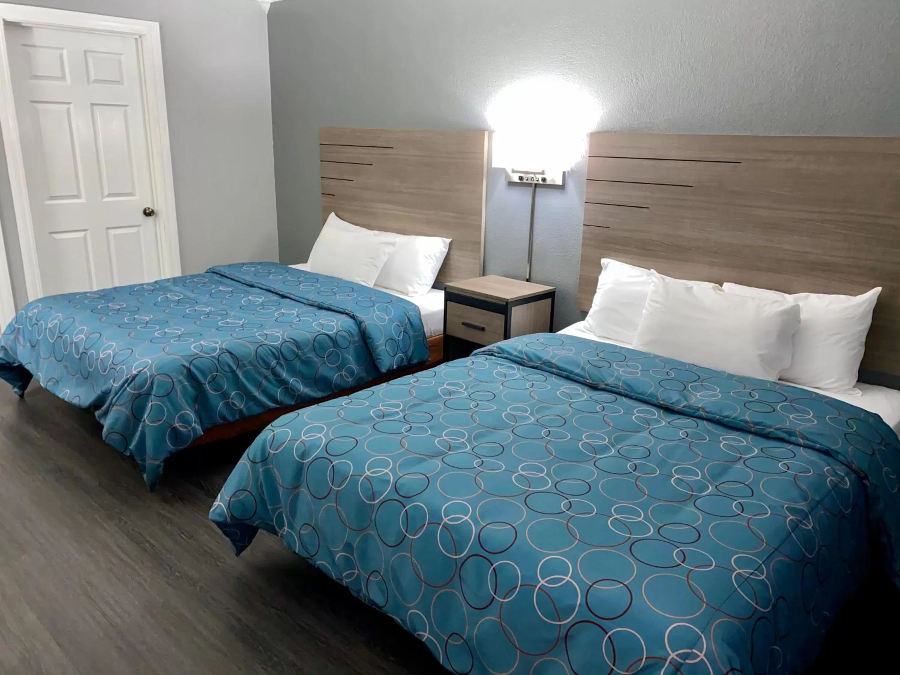 Bed in Budget Host Inn