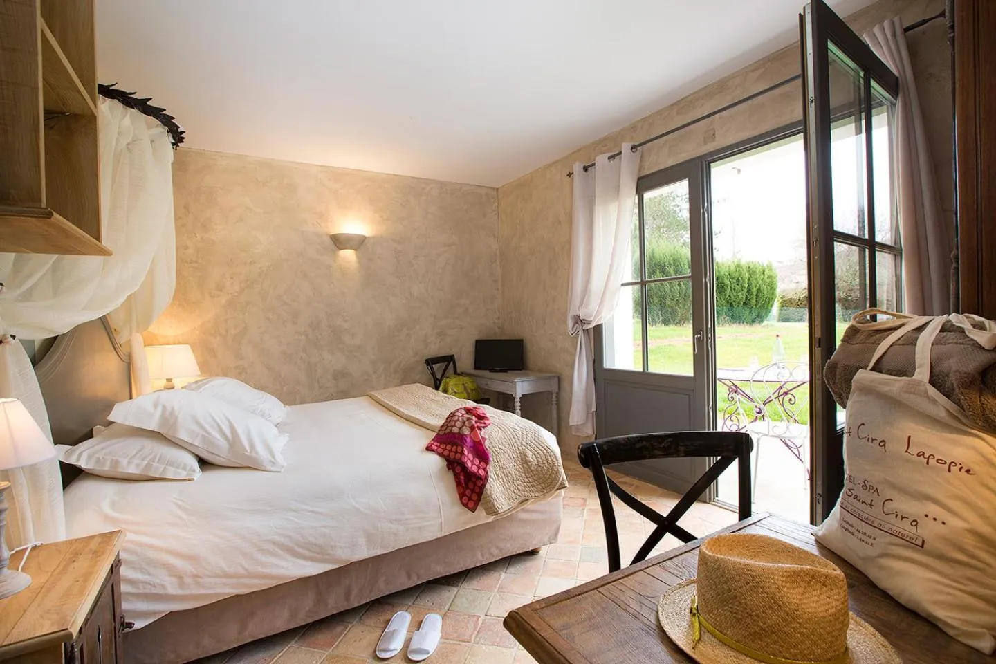 Bed in Hôtel-Spa Le Saint Cirq