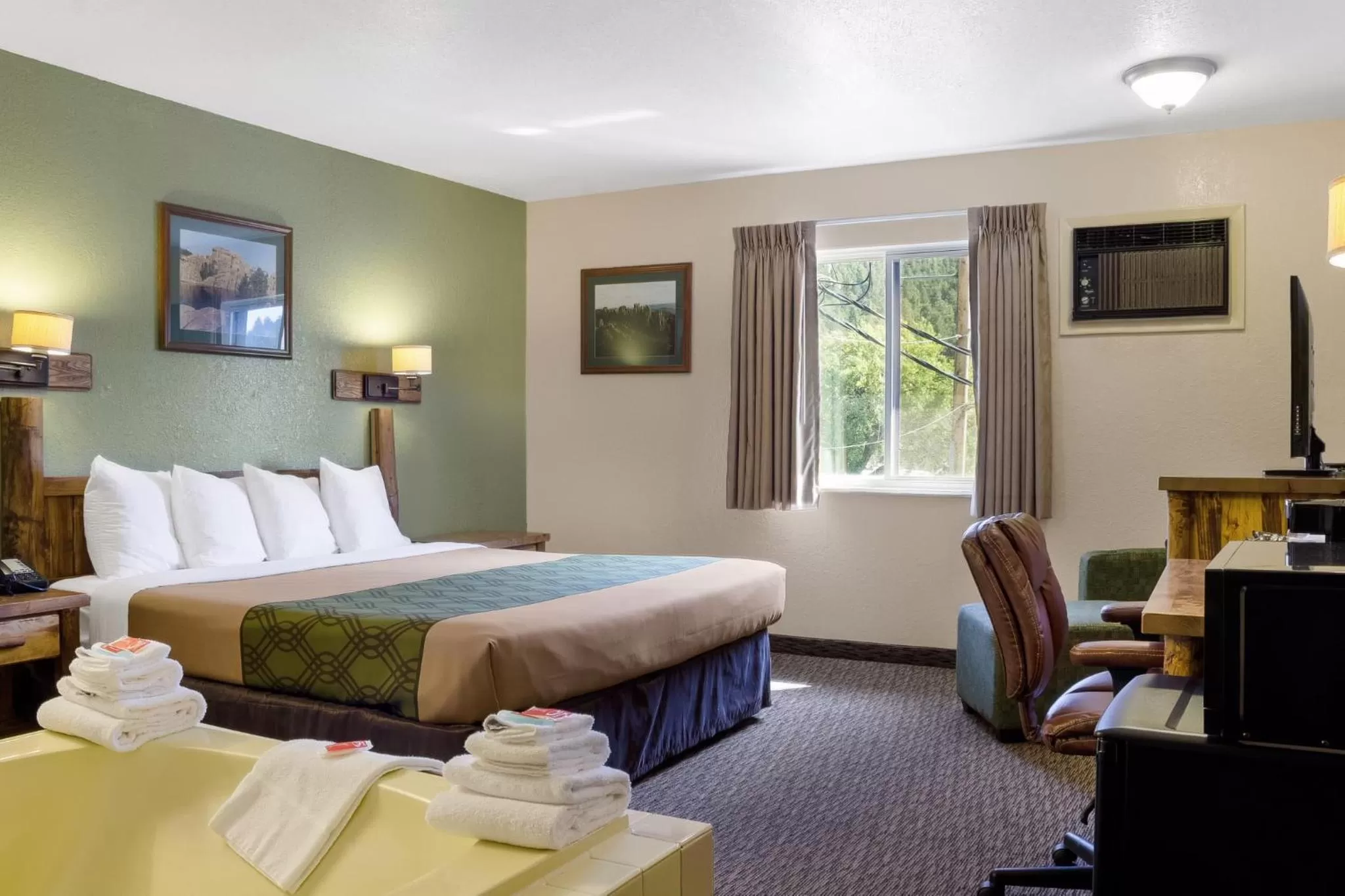 Day, Bed in Econo Lodge, Downtown Custer Near Custer State Park and Mt Rushmore