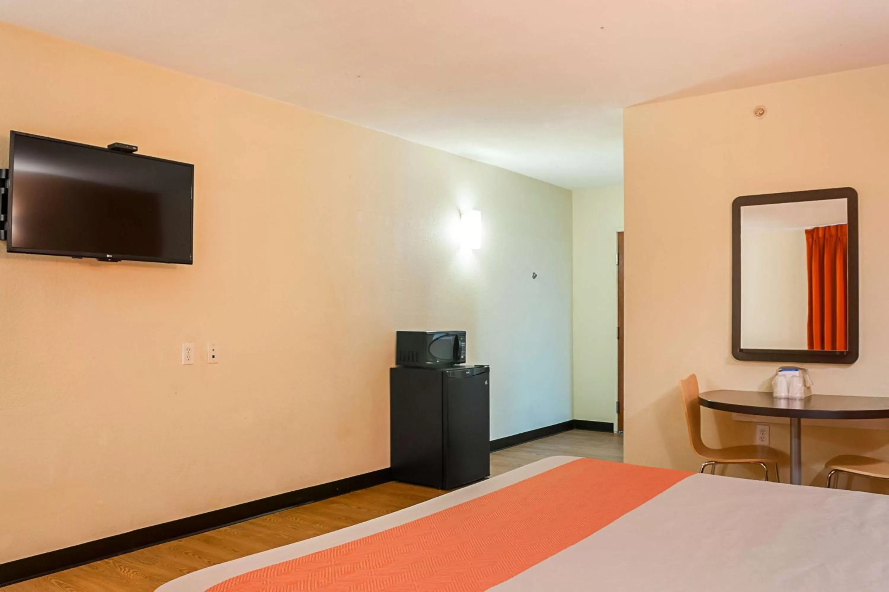 TV and multimedia, Bed in Motel 6-New Orleans, LA - Near Downtown
