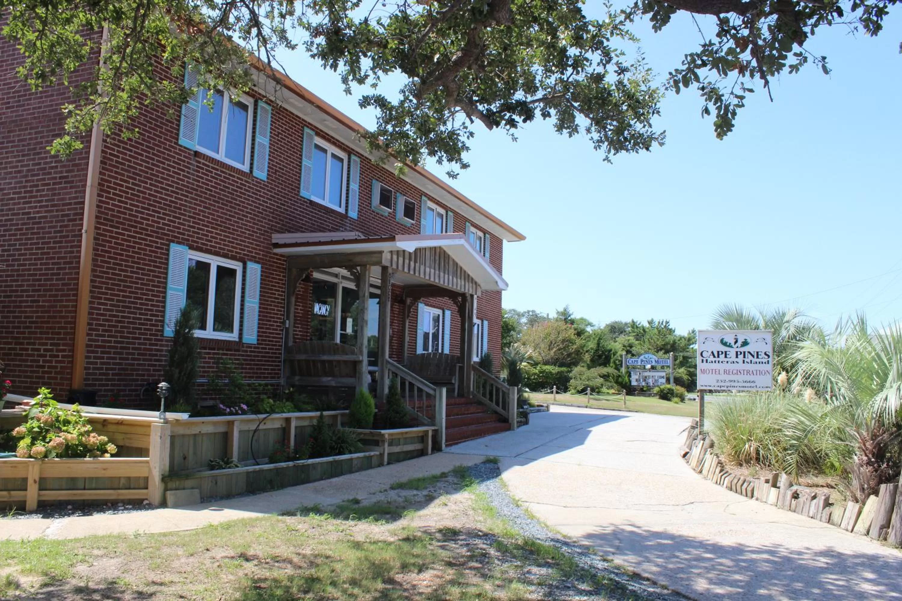 Facade/entrance in Cape Pines Motel