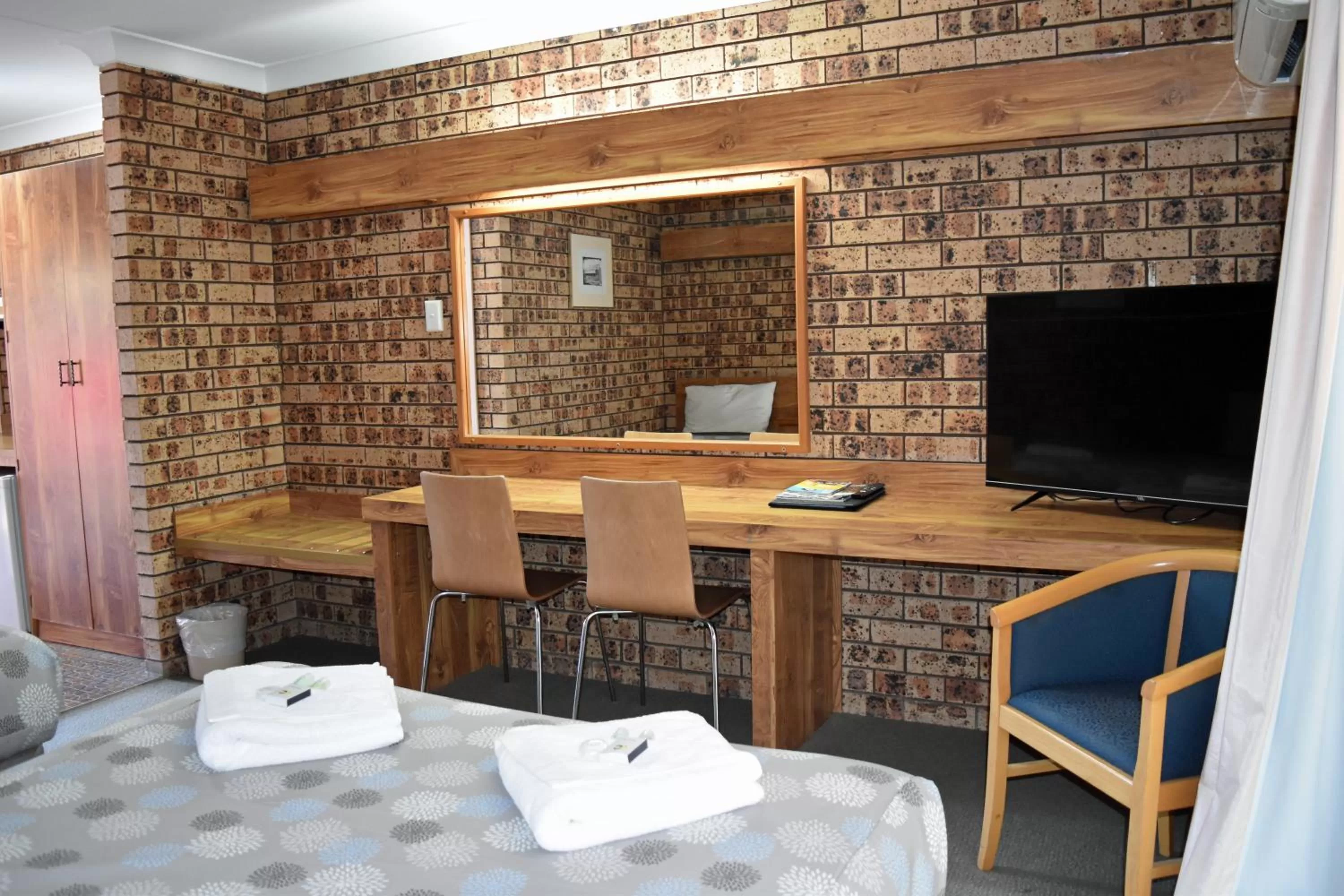 Ten Dollar Town Motel