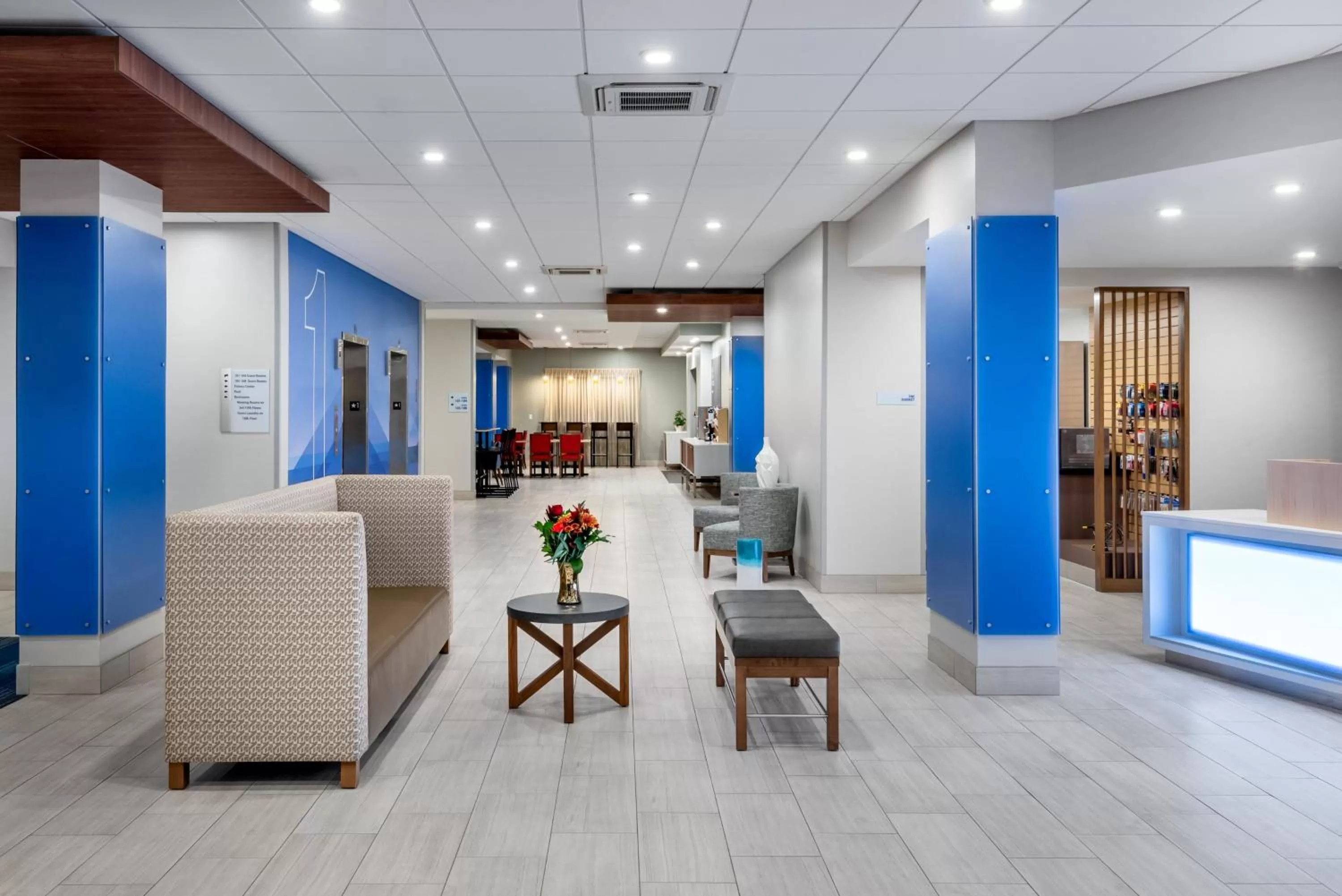 Lobby or reception in Holiday Inn Express & Suites Santa Ana - Orange County by IHG