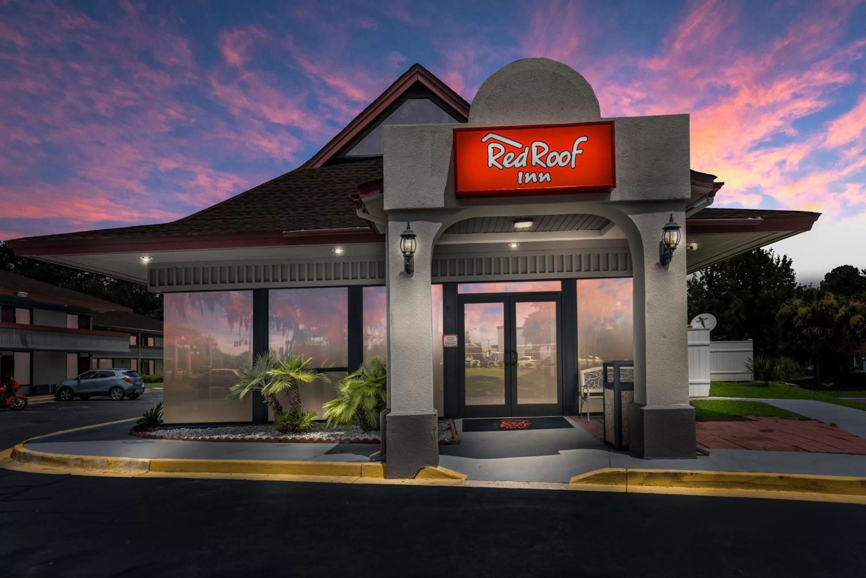 Property building in Red Roof Inn Savannah – Southside/Midtown