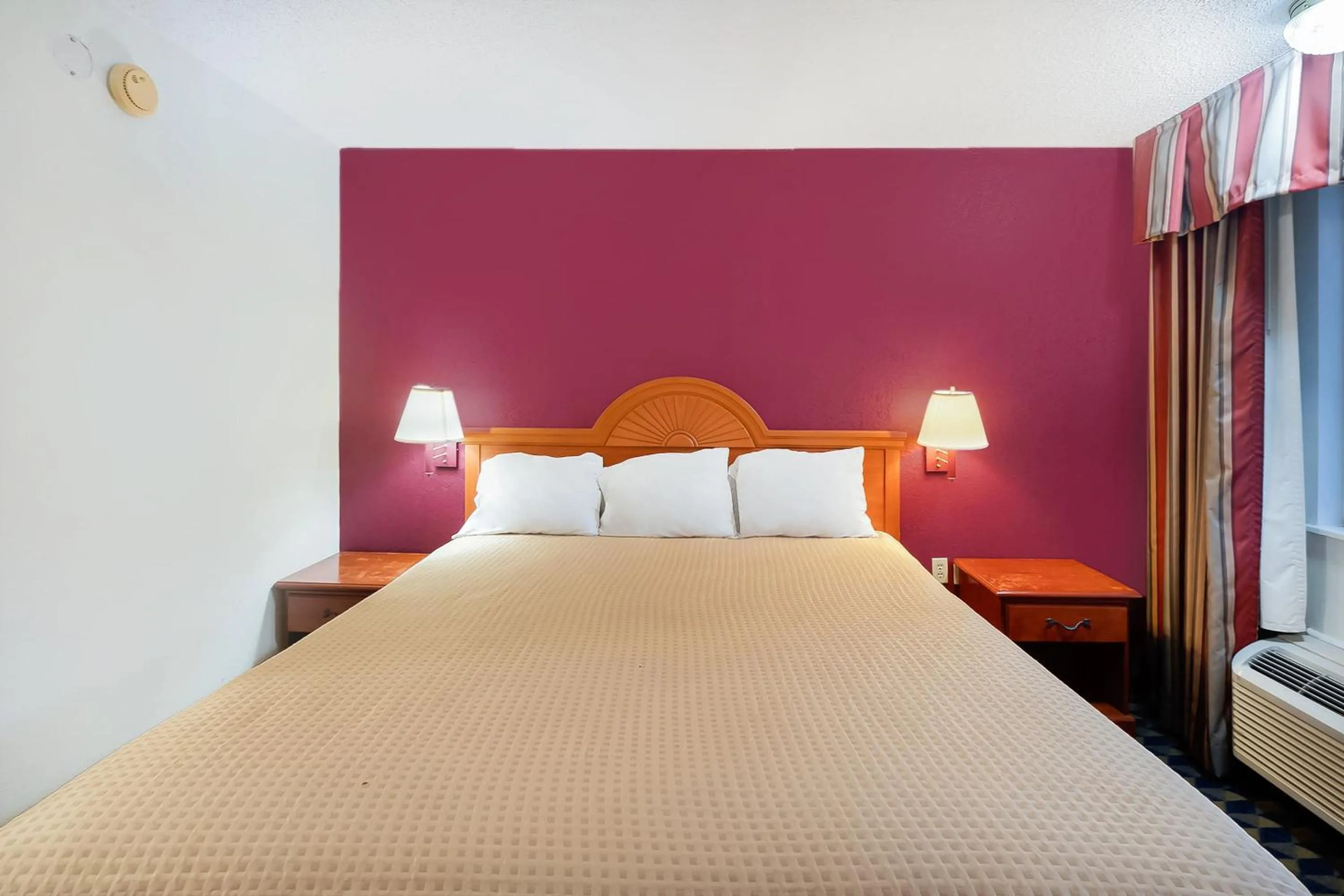 Bedroom, Bed in OYO Hotel Manning SC