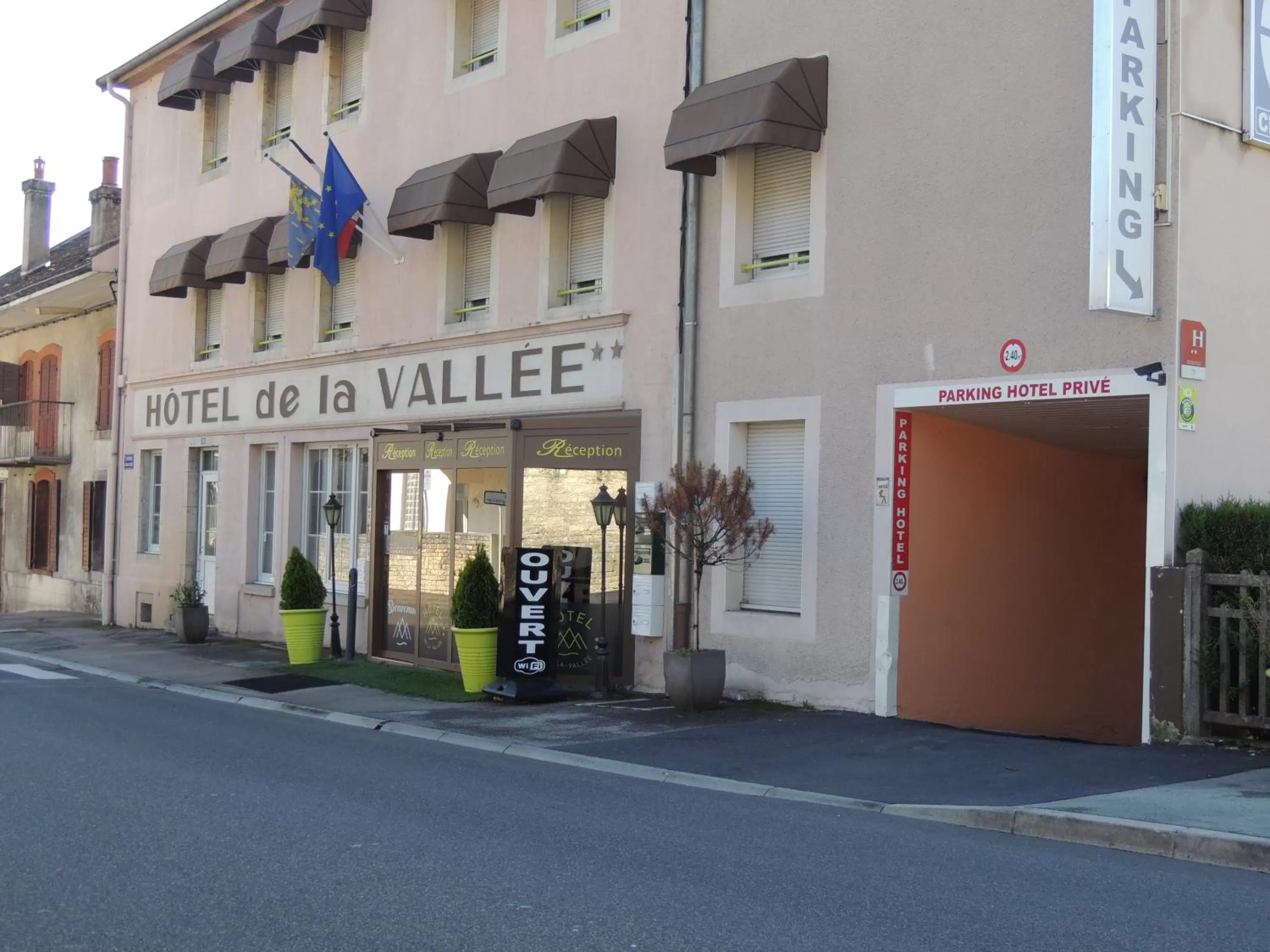 Facade/entrance in Hôtel de La Vallée
