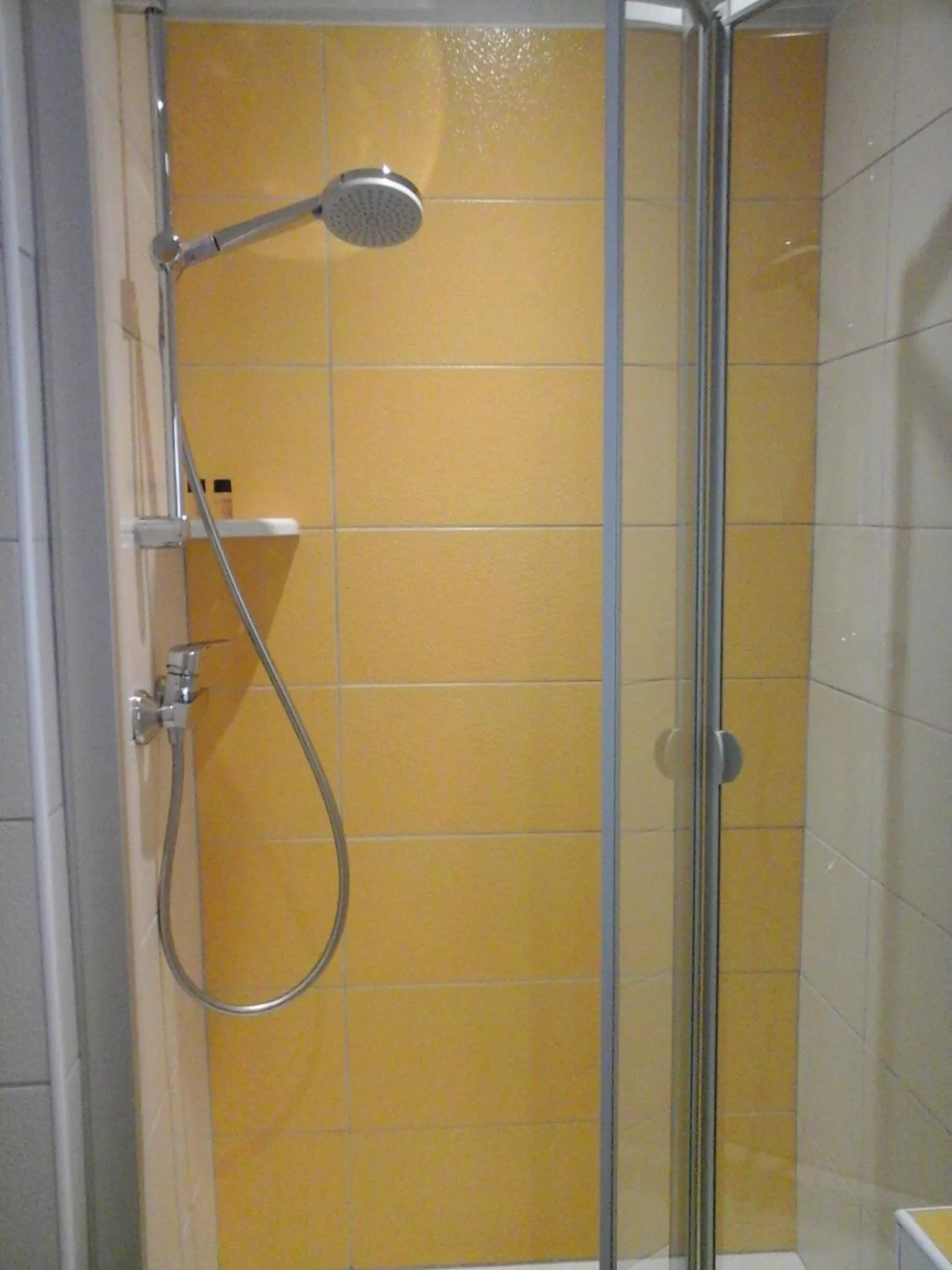 Shower in Hôtel Carmin