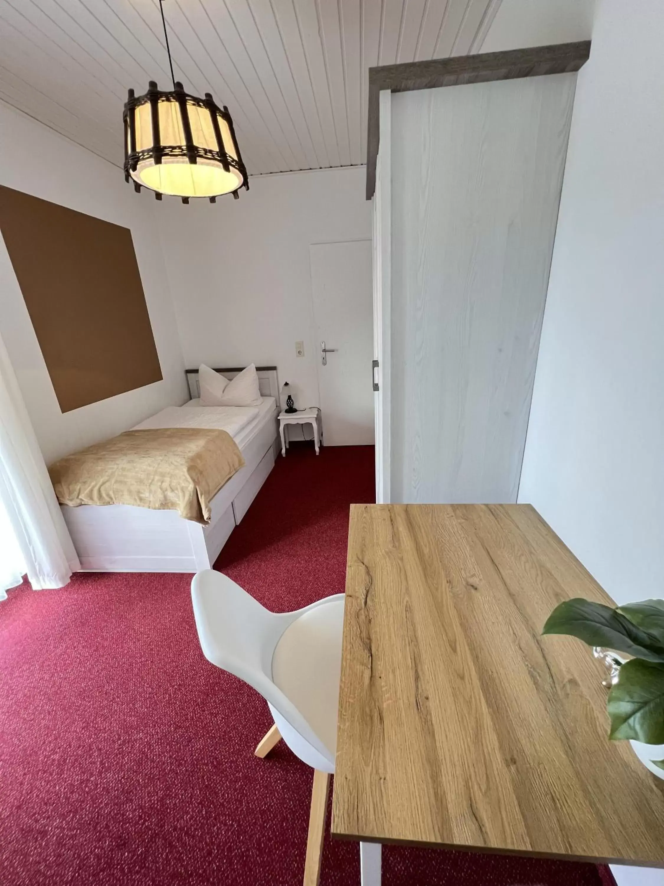 Single Room with Private Bathroom - single occupancy in Hotel Pension Petra Single Room with Private Bathroom - single occupancy in Hotel Pension Petra