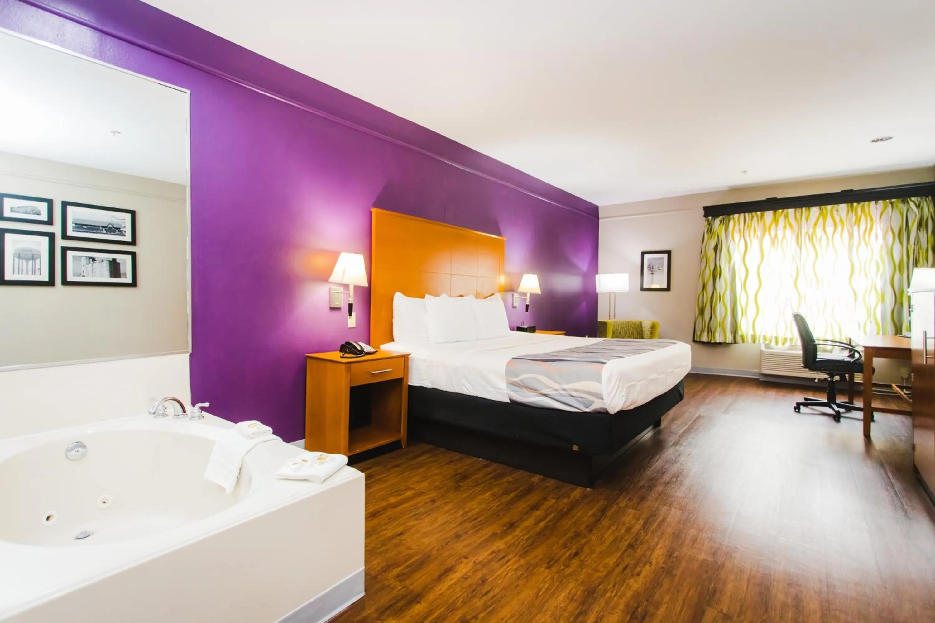 Photo of the whole room, Bed in Palacio Royale Inn Signature Katy