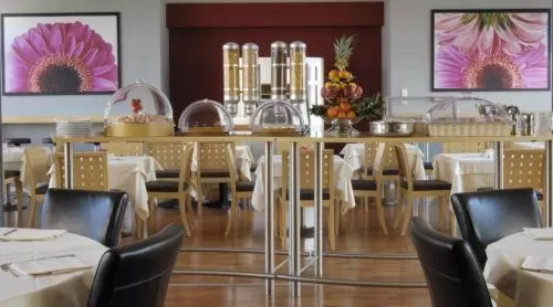 Restaurant/places to eat in Executive Hotel