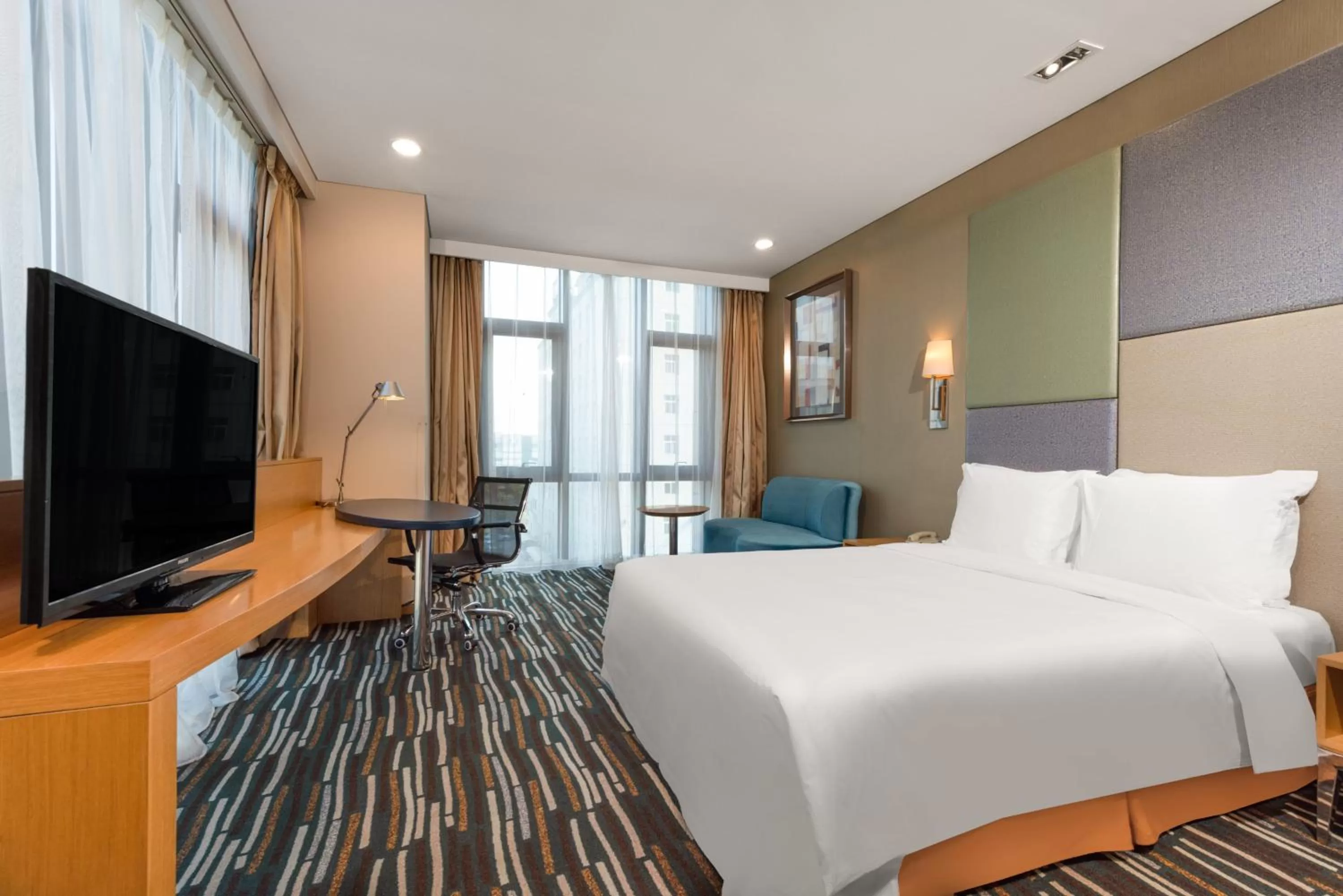 Photo of the whole room, Bed in Holiday Inn Express Beijing Yizhuang by IHG - Taxi 1 Hour to International Airport and 800 Meters to the Nearby Subway