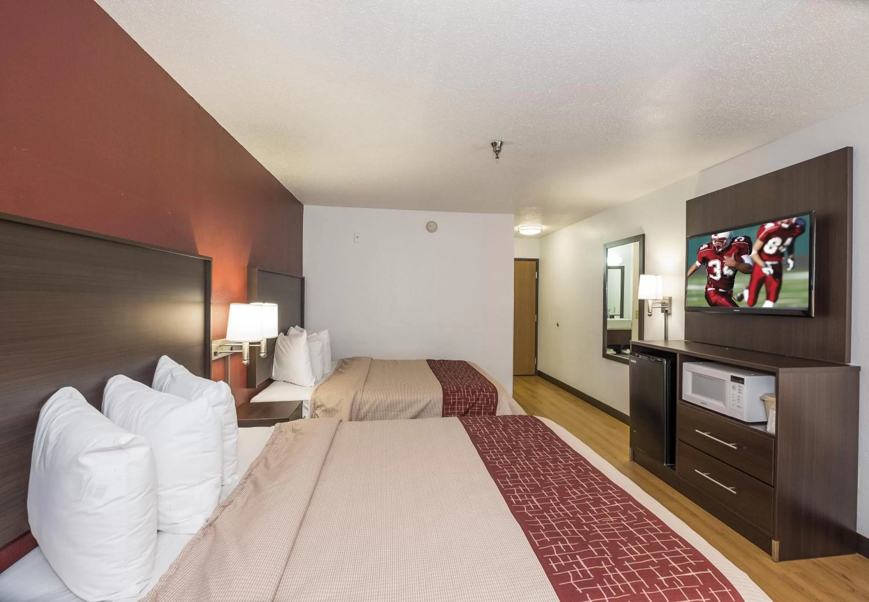 Photo of the whole room, Bed in Red Roof Inn Columbus - Hebron