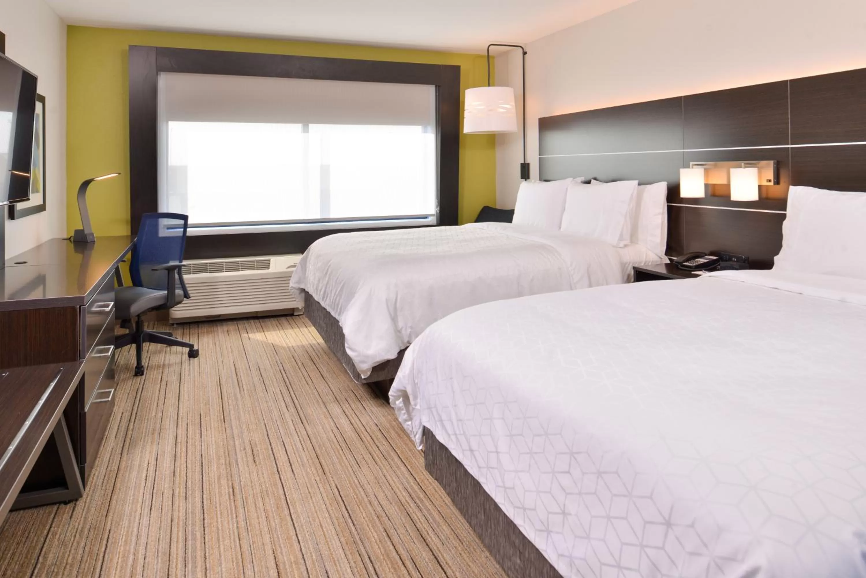 Photo of the whole room, Bed in Holiday Inn Express & Suites - Olathe West by IHG