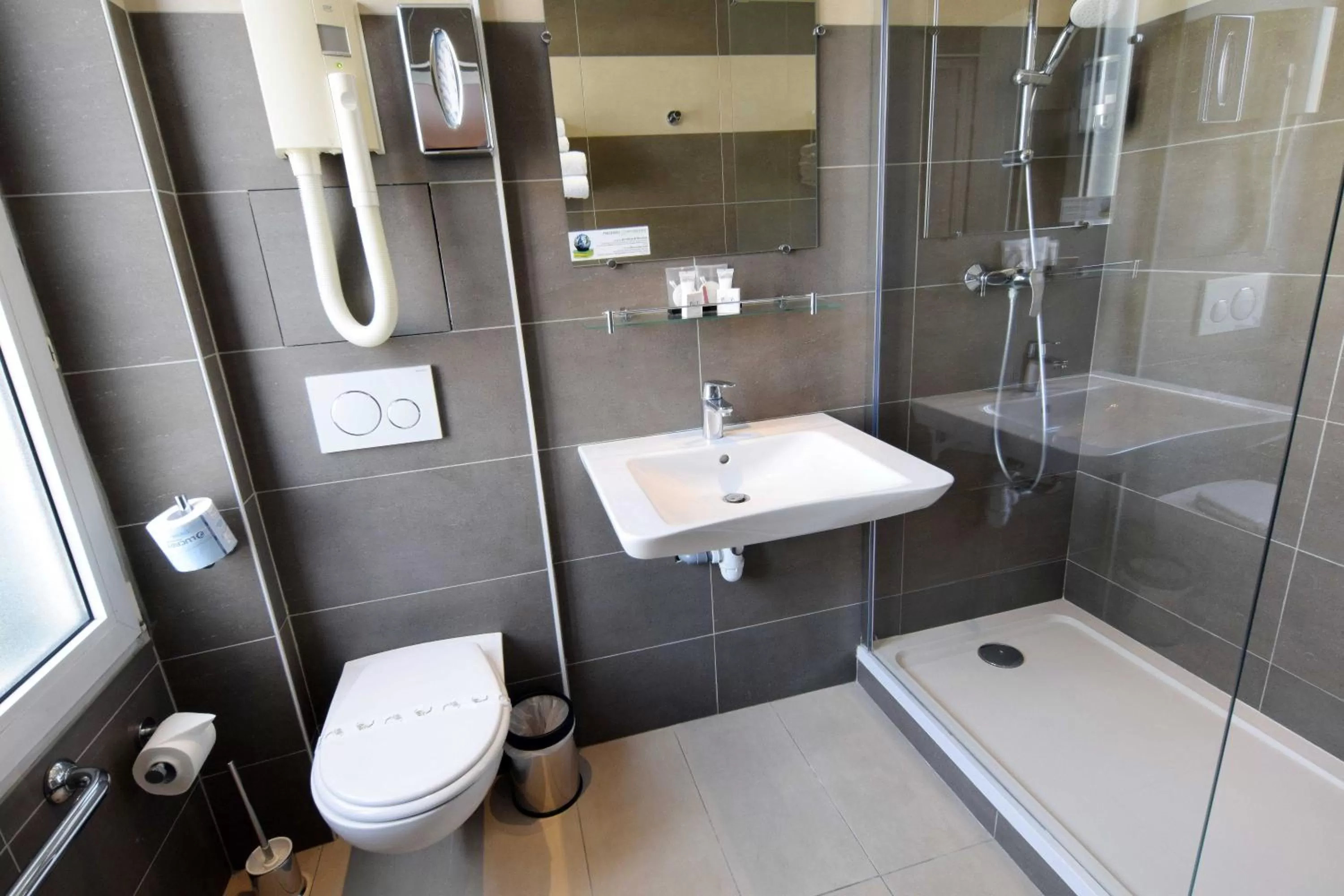 Shower in Alyss Saphir Cambronne Eiffel