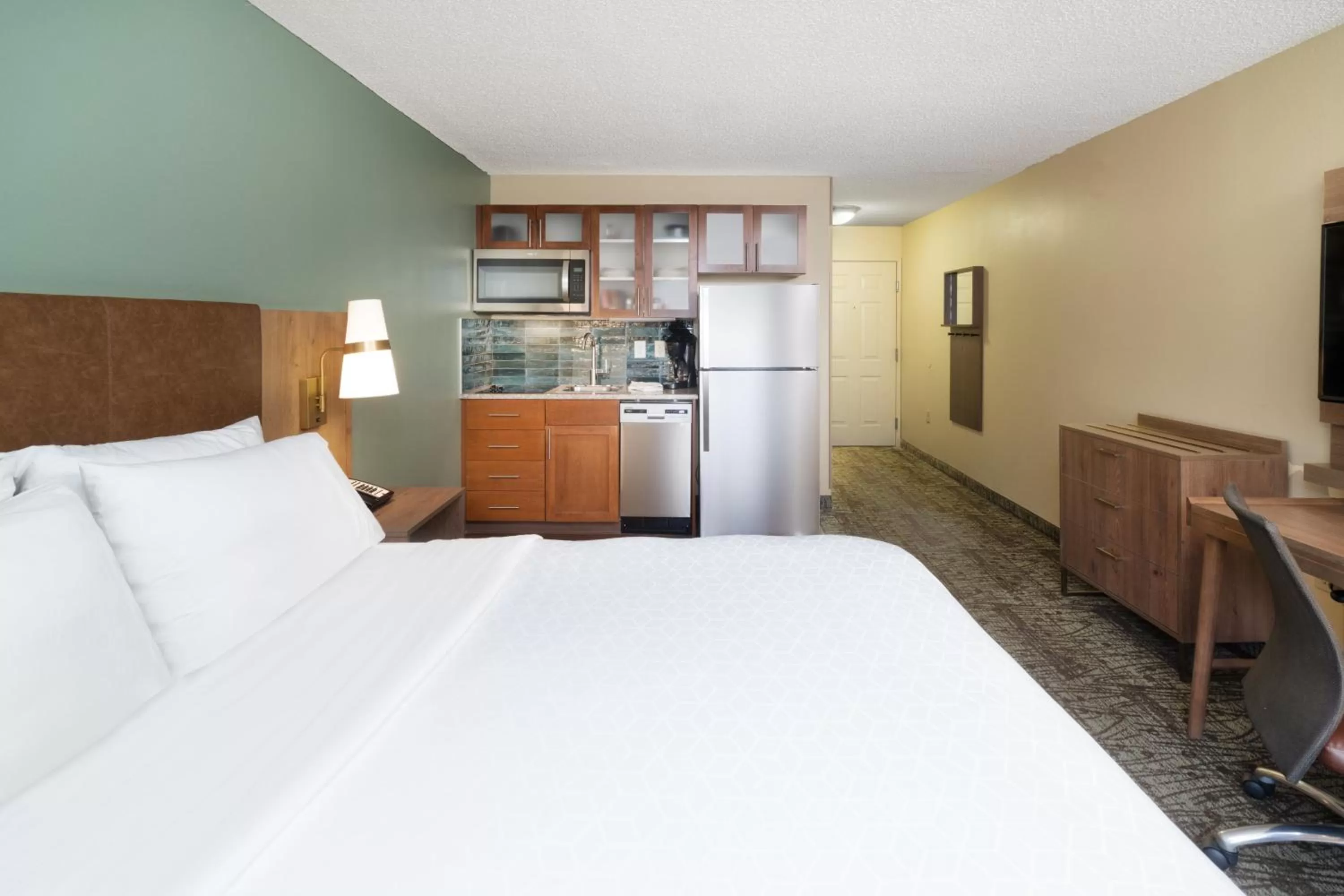 Photo of the whole room, Bed in Staybridge Suites Memphis-Poplar Ave East by IHG