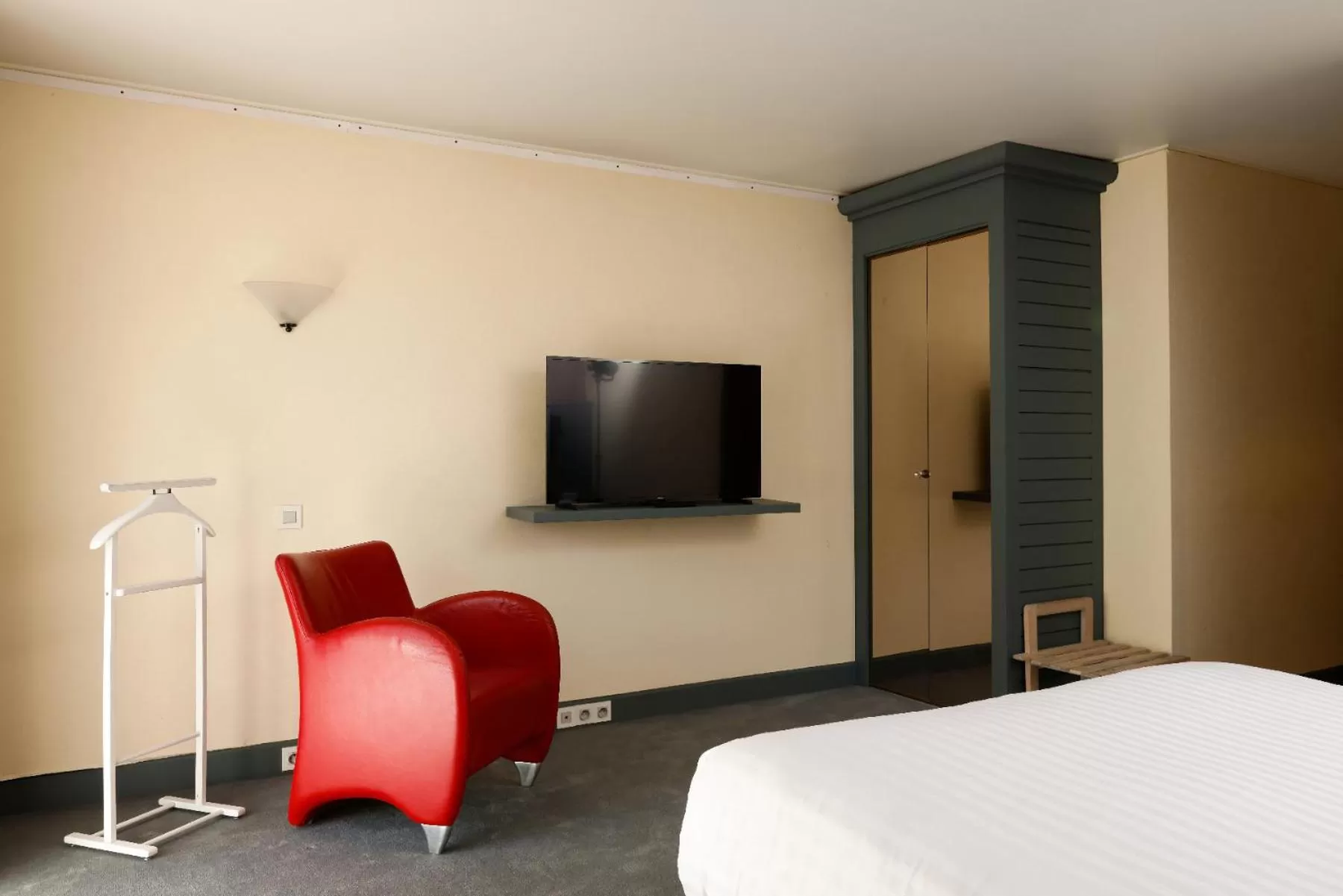 Bedroom, Bed in Carmel 1643