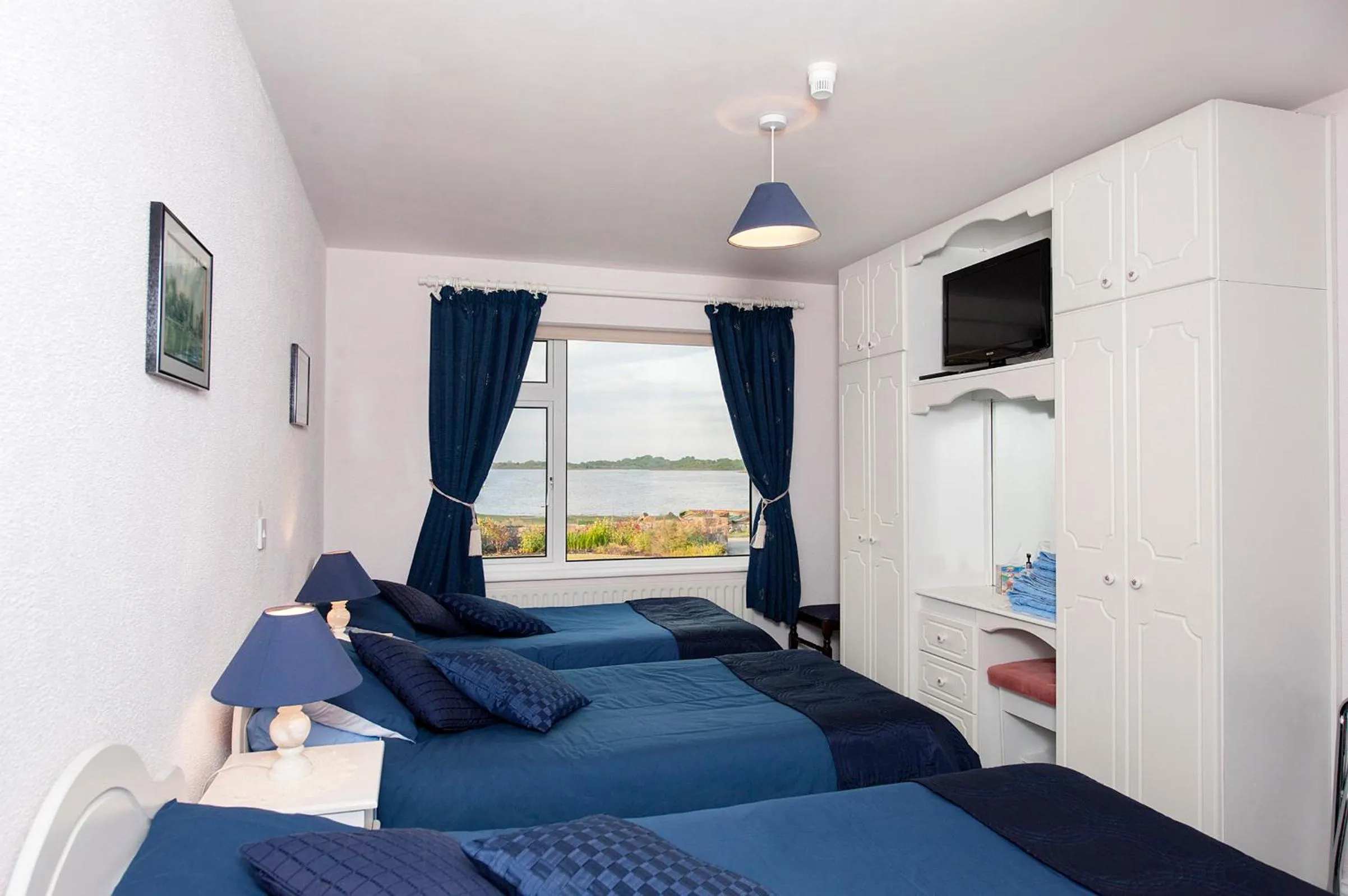 Shower, Bed in The Waterfront House Country Home