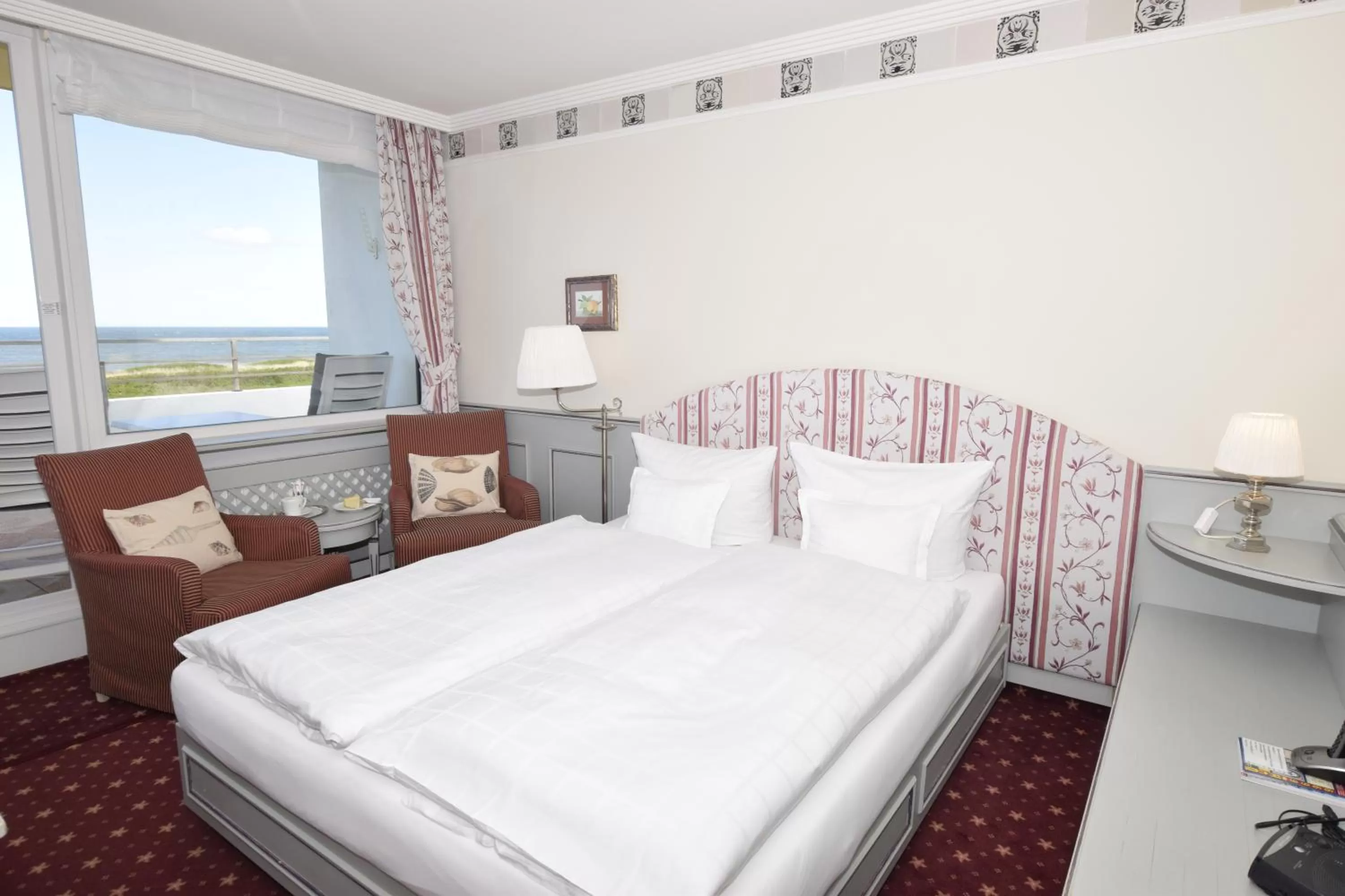 Seating area, Bed in Hotel Wiking Sylt