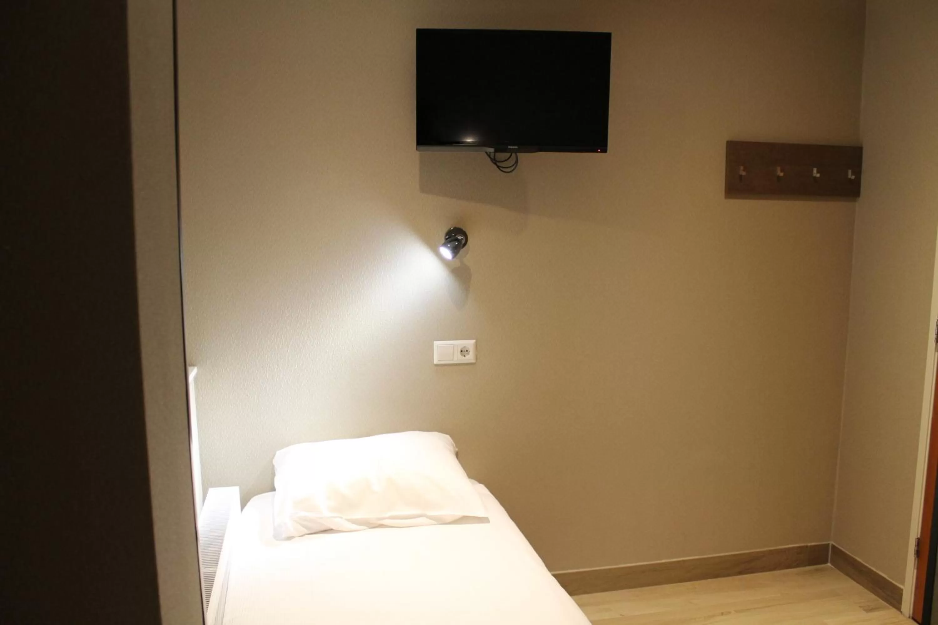 TV and multimedia, Bed in Blossoms City Hotel