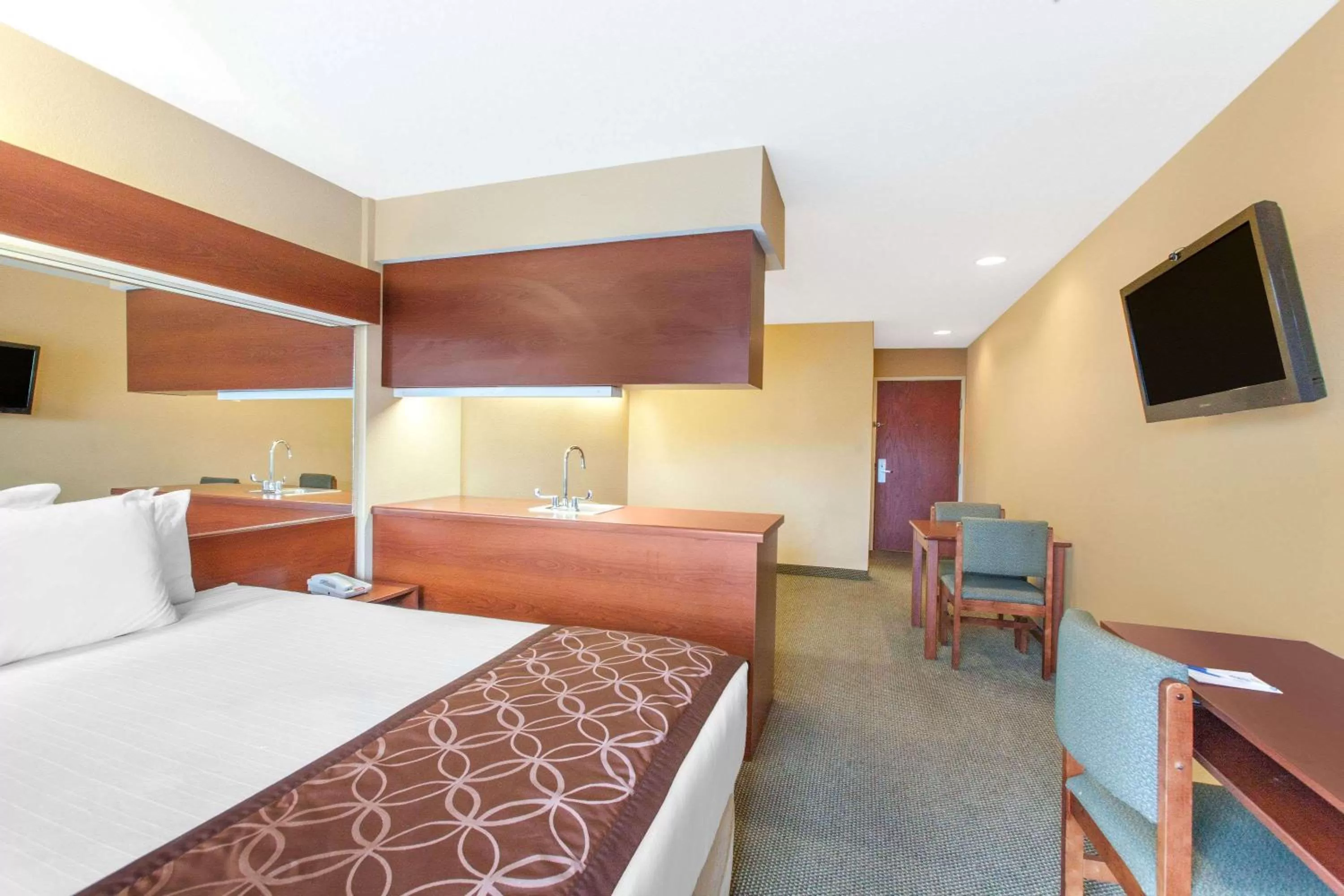Photo of the whole room, Bed in Microtel Inn by Wyndham Rogers