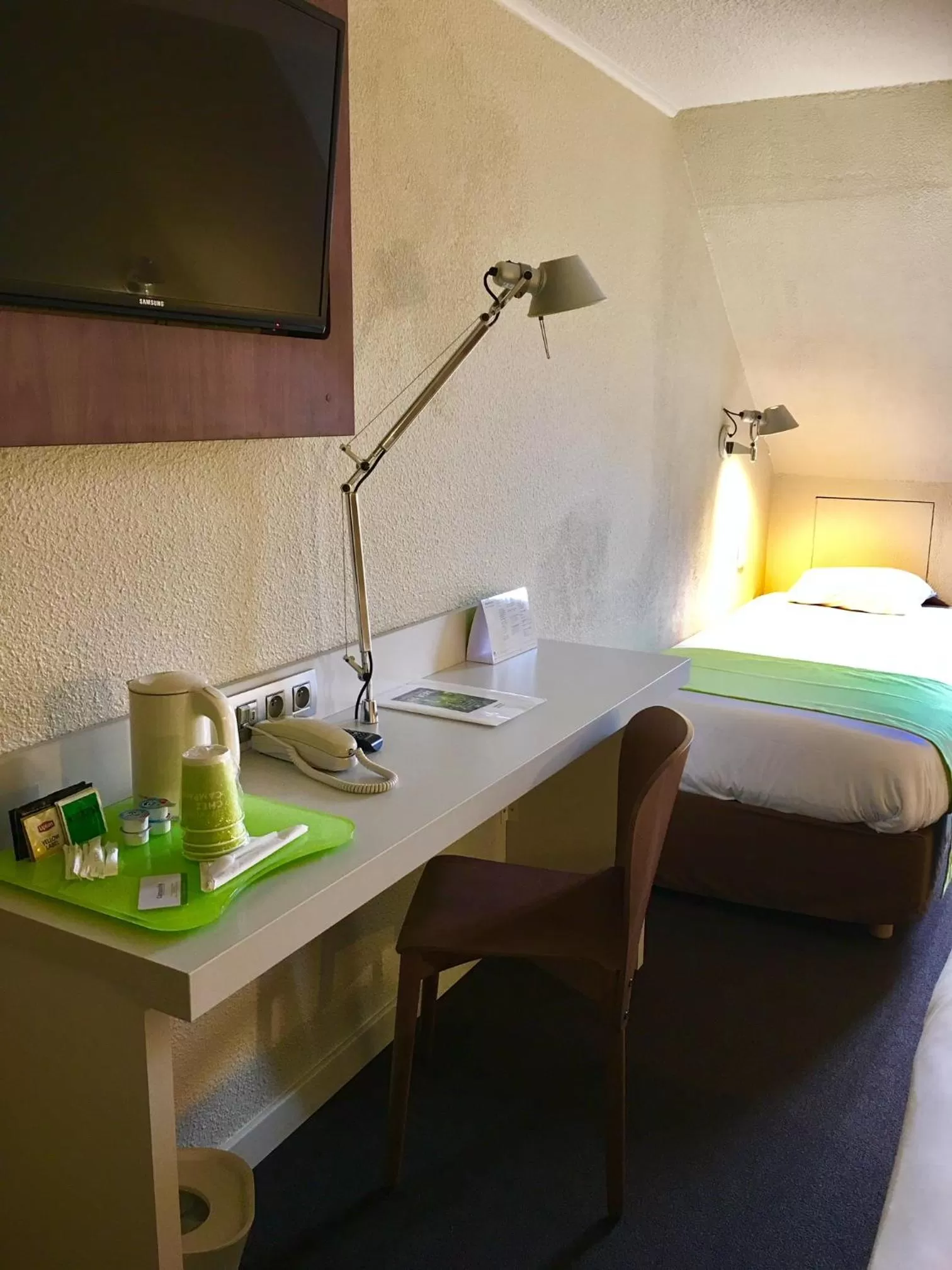 Coffee/tea facilities, Bed in Campanile Deauville Saint-Arnoult