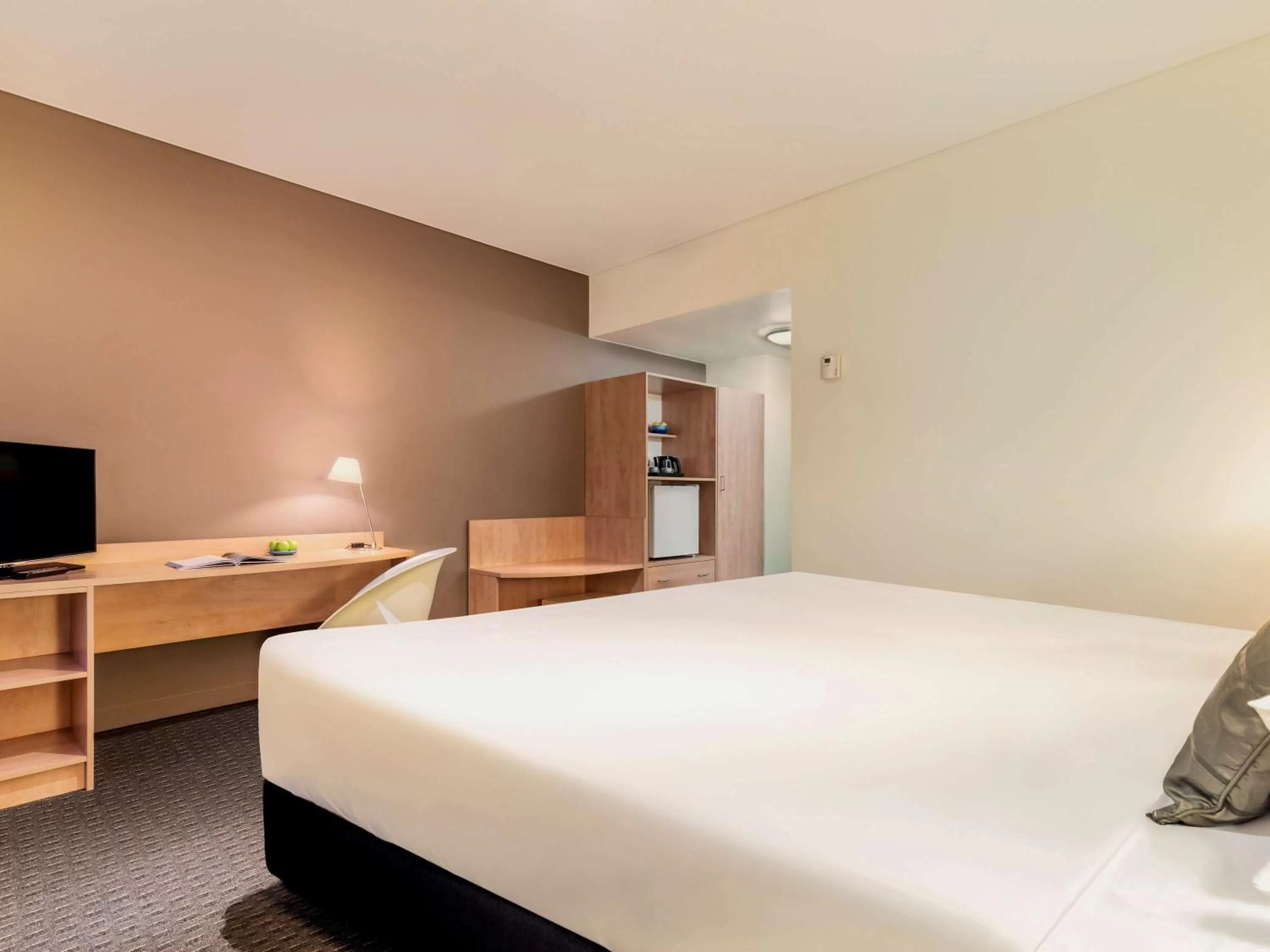 Photo of the whole room, Bed in ibis Melbourne Hotel and Apartments