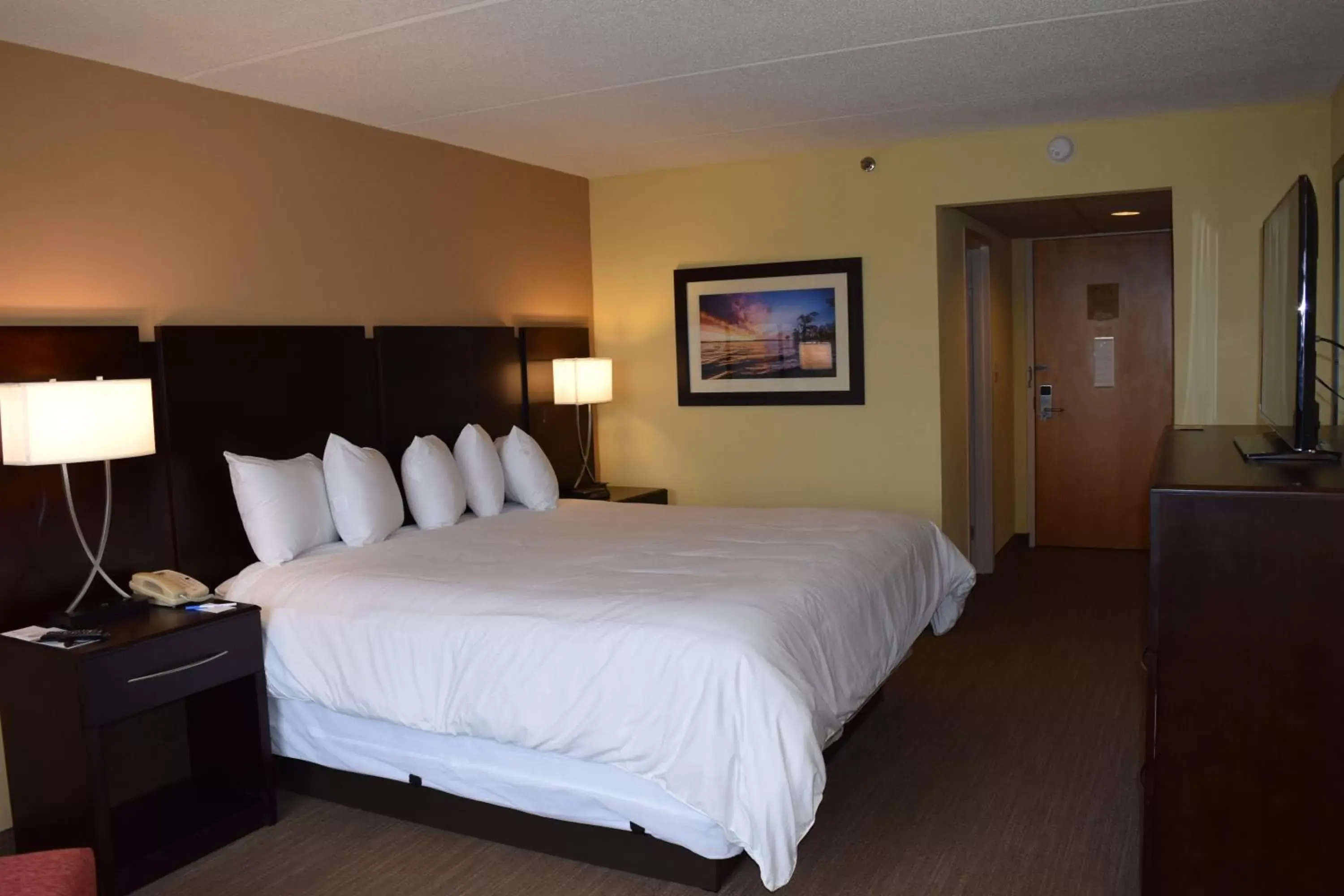 King Room in BridgePointe Hotel & Marina King Room in BridgePointe Hotel & Marina