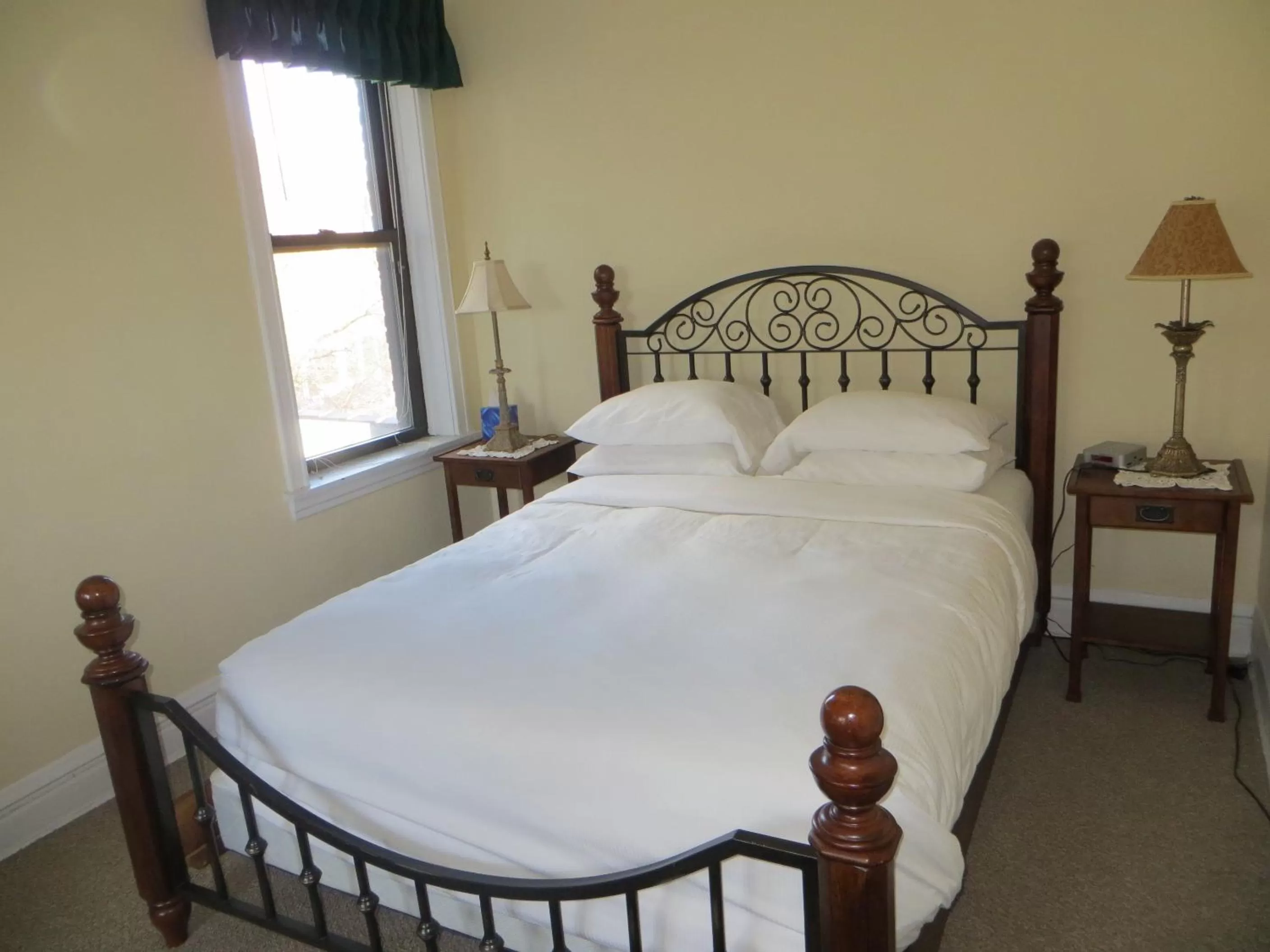 Bed in The Polo Inn Bridgeport U.S.A.