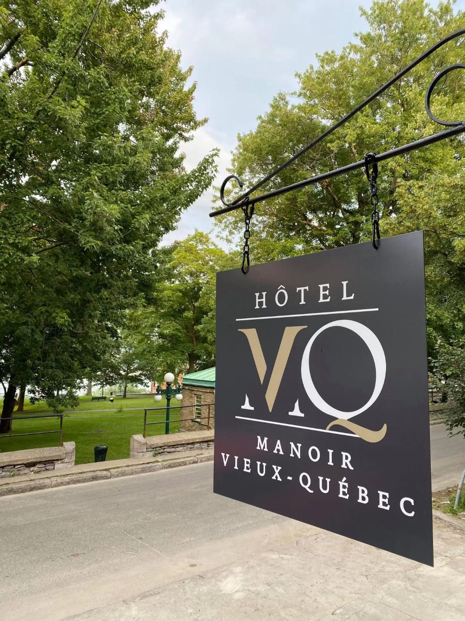 Property logo or sign in Hôtel Manoir Vieux-Québec