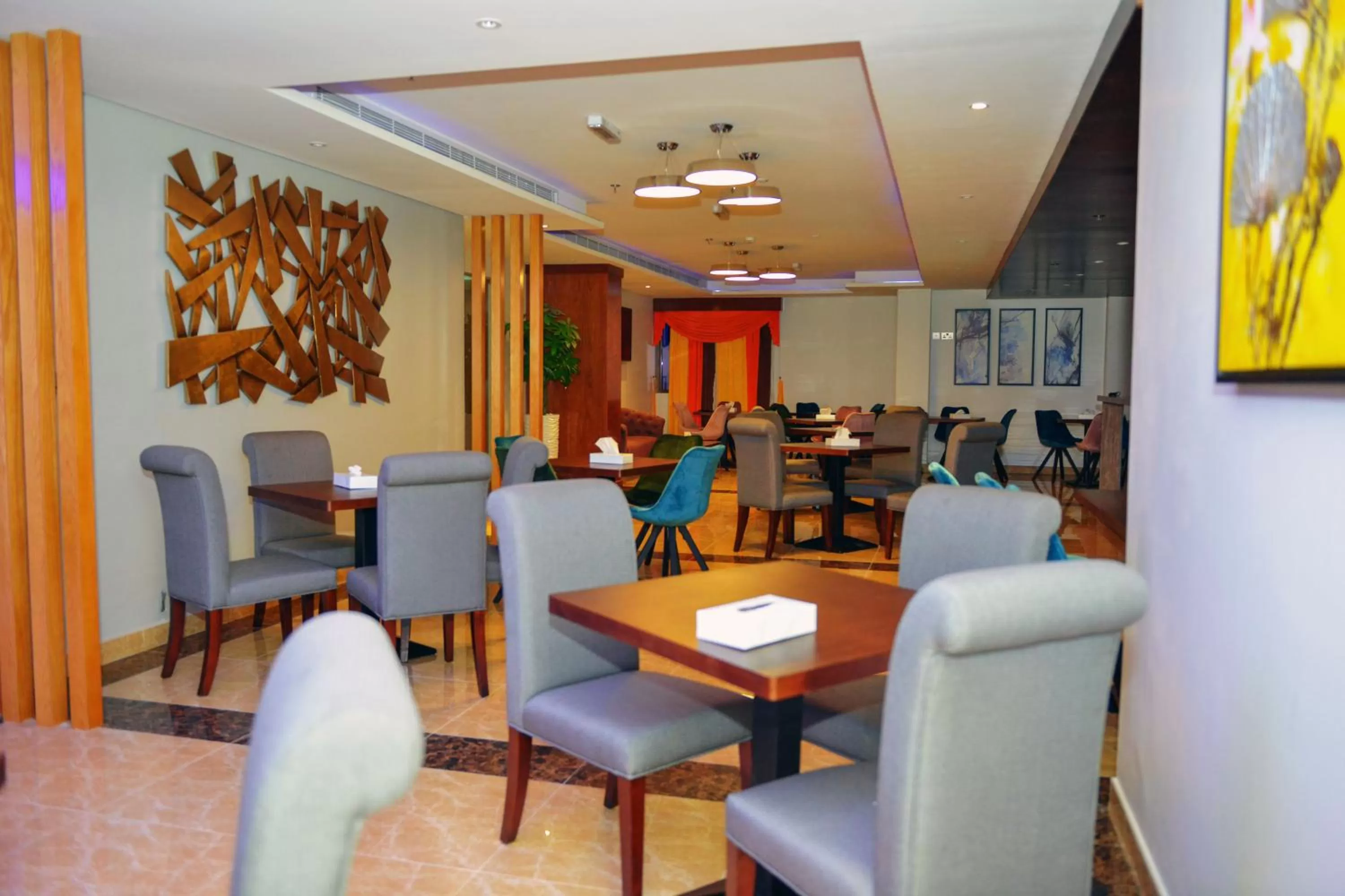 Restaurant/places to eat in Meshal Hotel